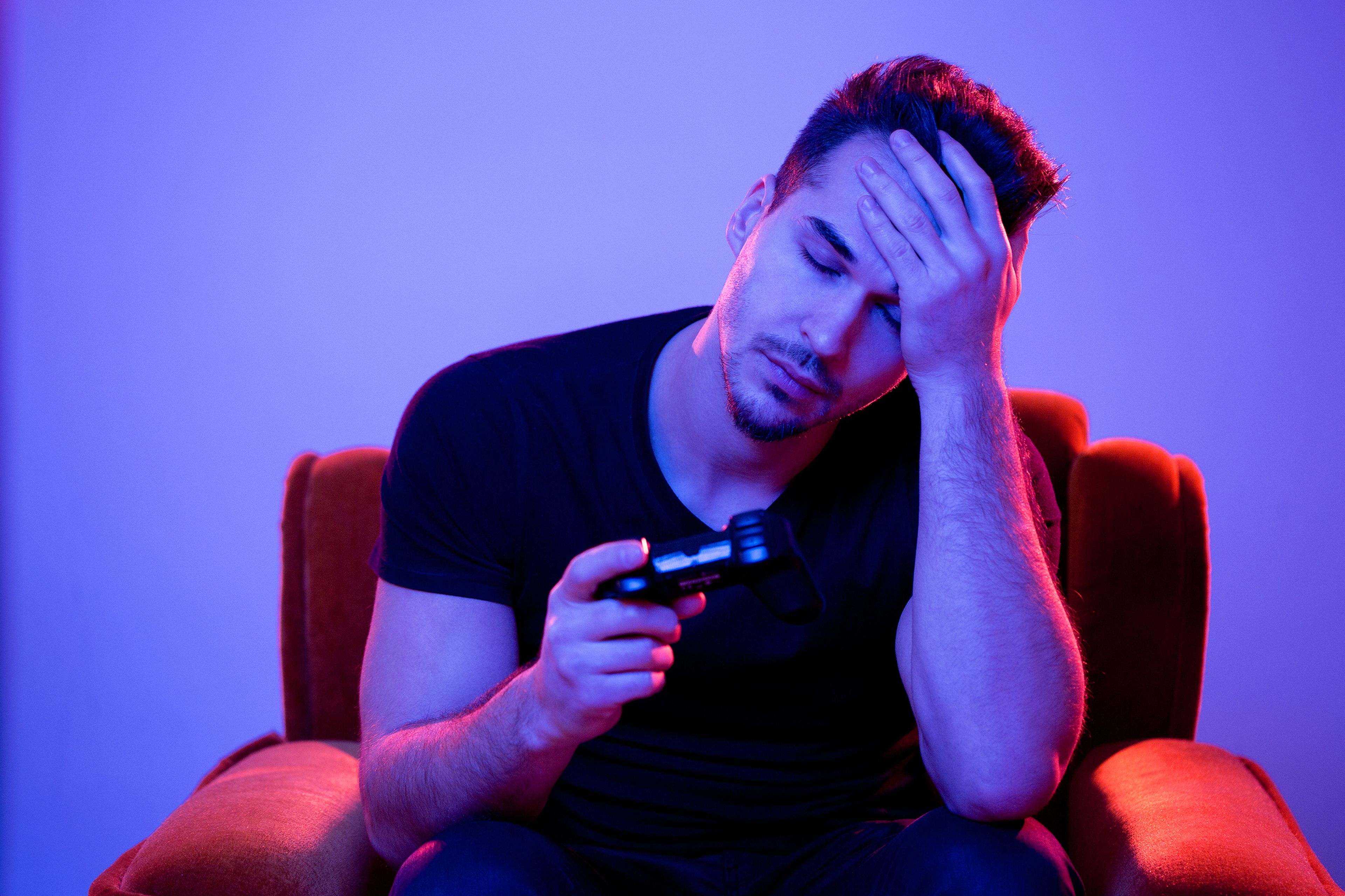 Jugador de videojuegos cansado