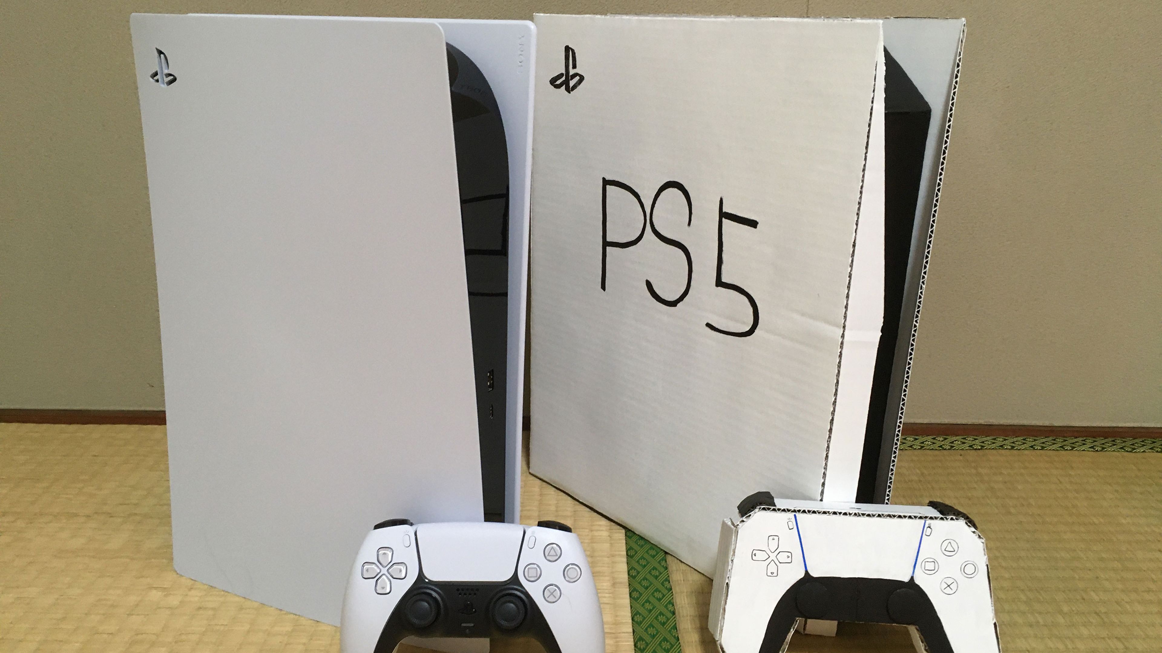 PS5 real vs PS5 de cartón