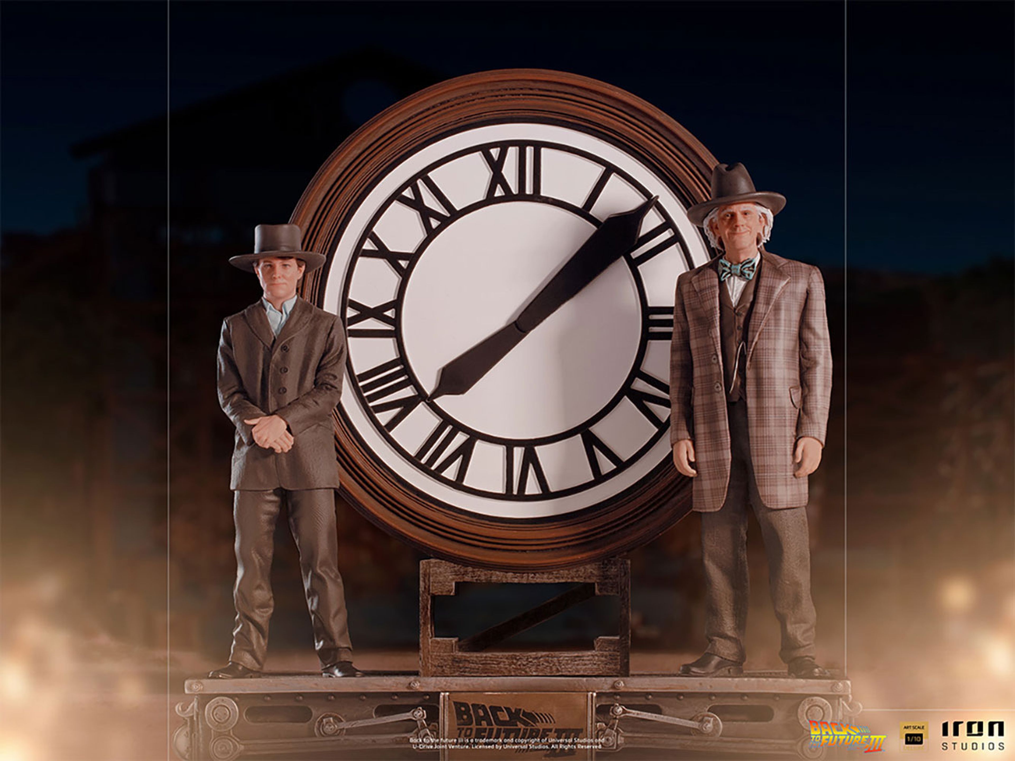Regreso al Futuro III - Figura de Marty y Doc junto al reloj de Hill Valley de Iron Studios