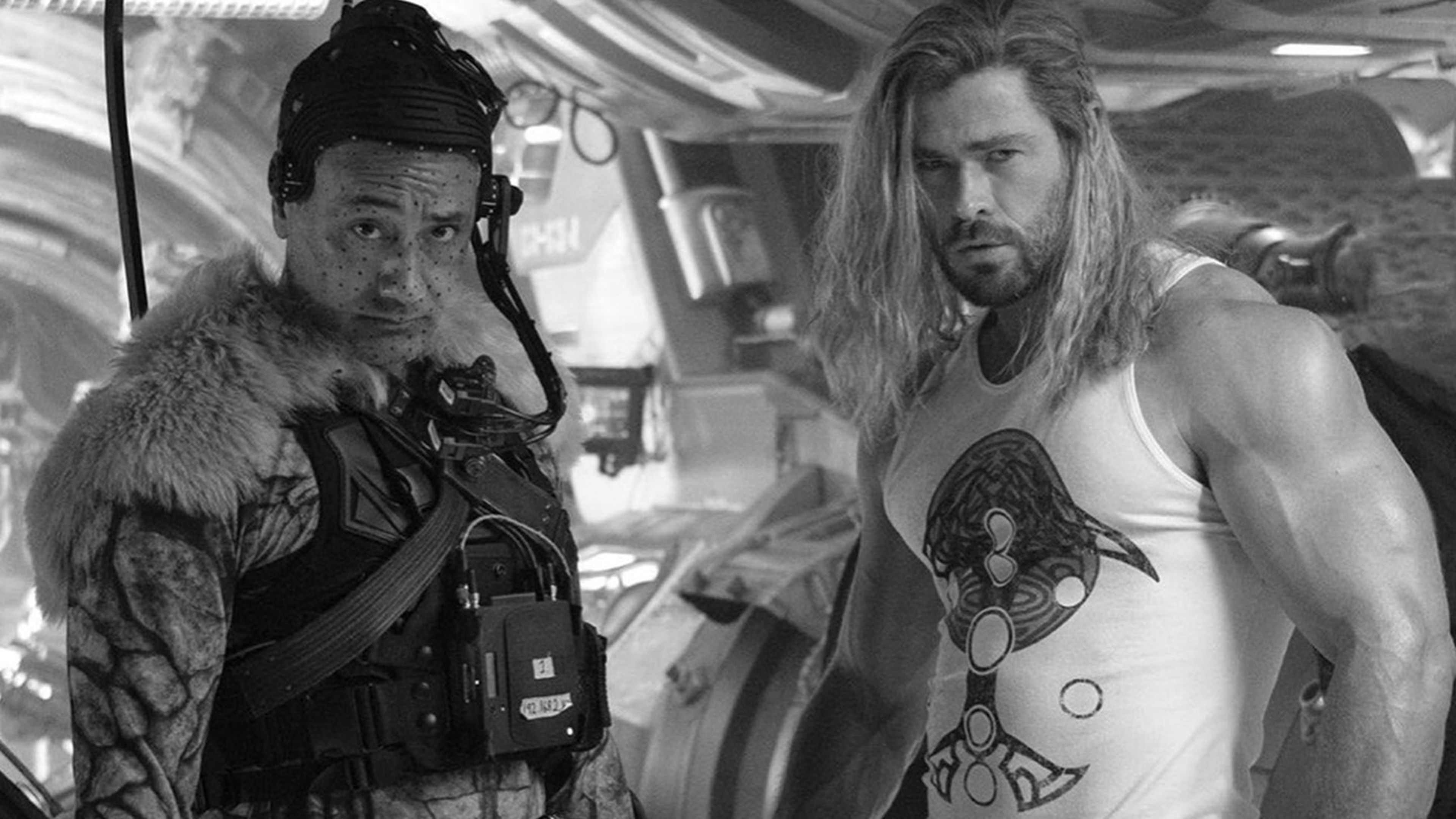 Taika Waititi y Chris Hemsworth en el rodaje de Thor: Amor y Trueno