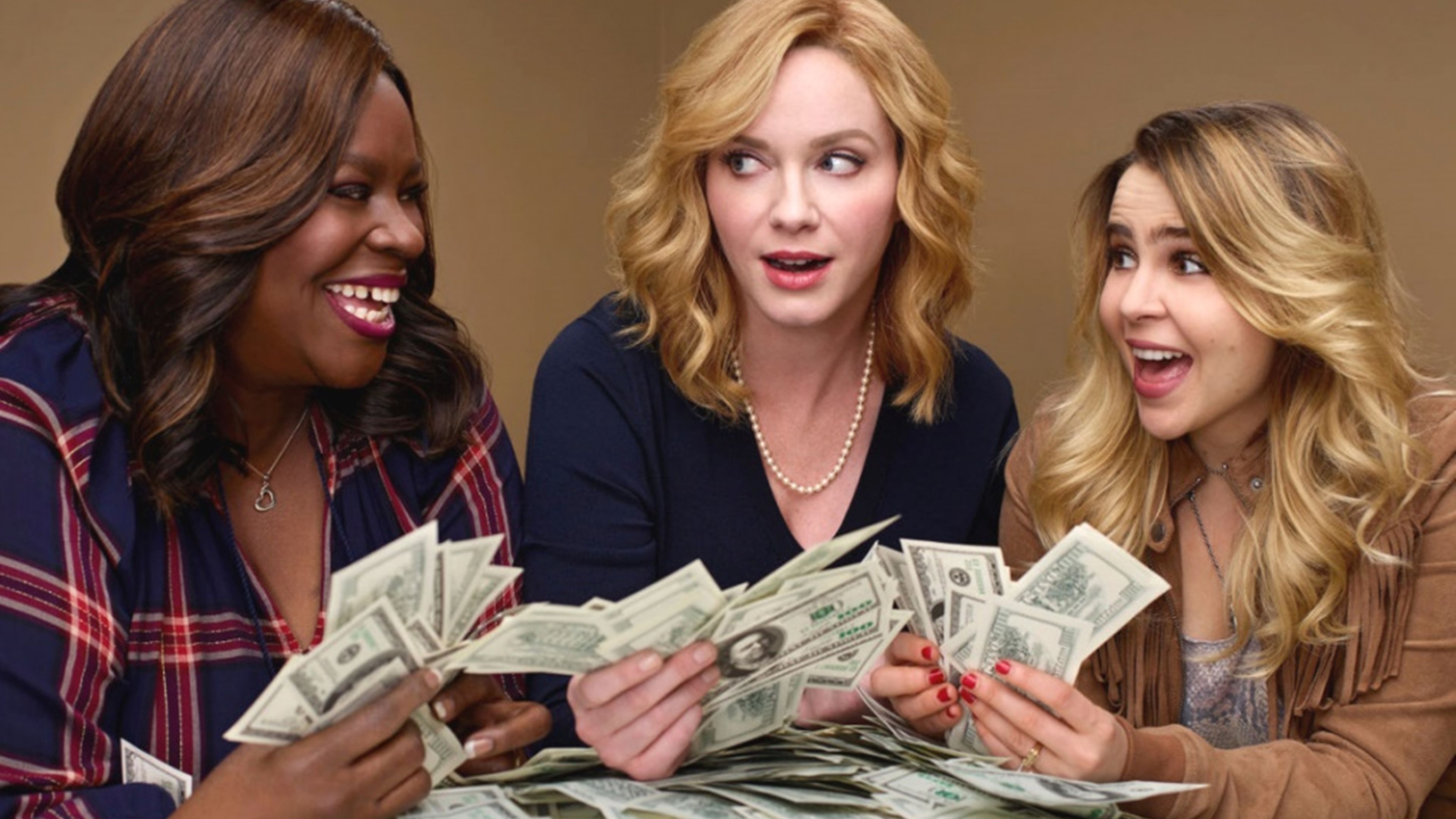 Christina Hendricks (centro) como Elizabeth Boland en Chicas buenas (2018)