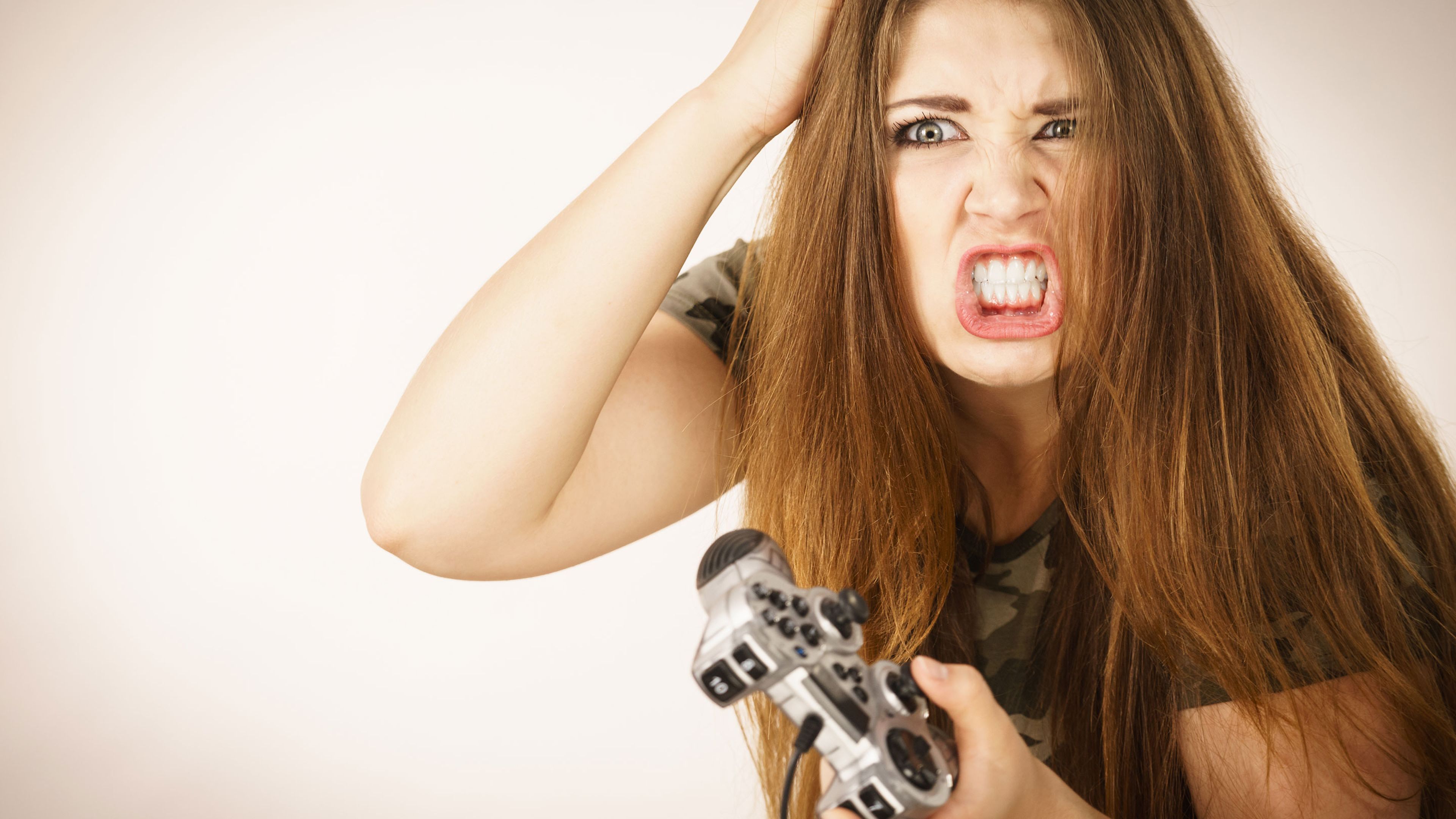 Mujer enfadada jugando a videojuegos