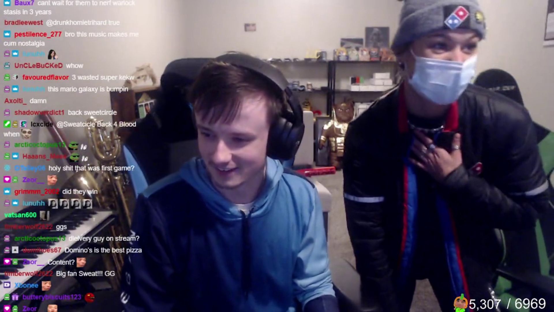 El bello gesto de un streamer y sus espectadores con una repartidora de pizza