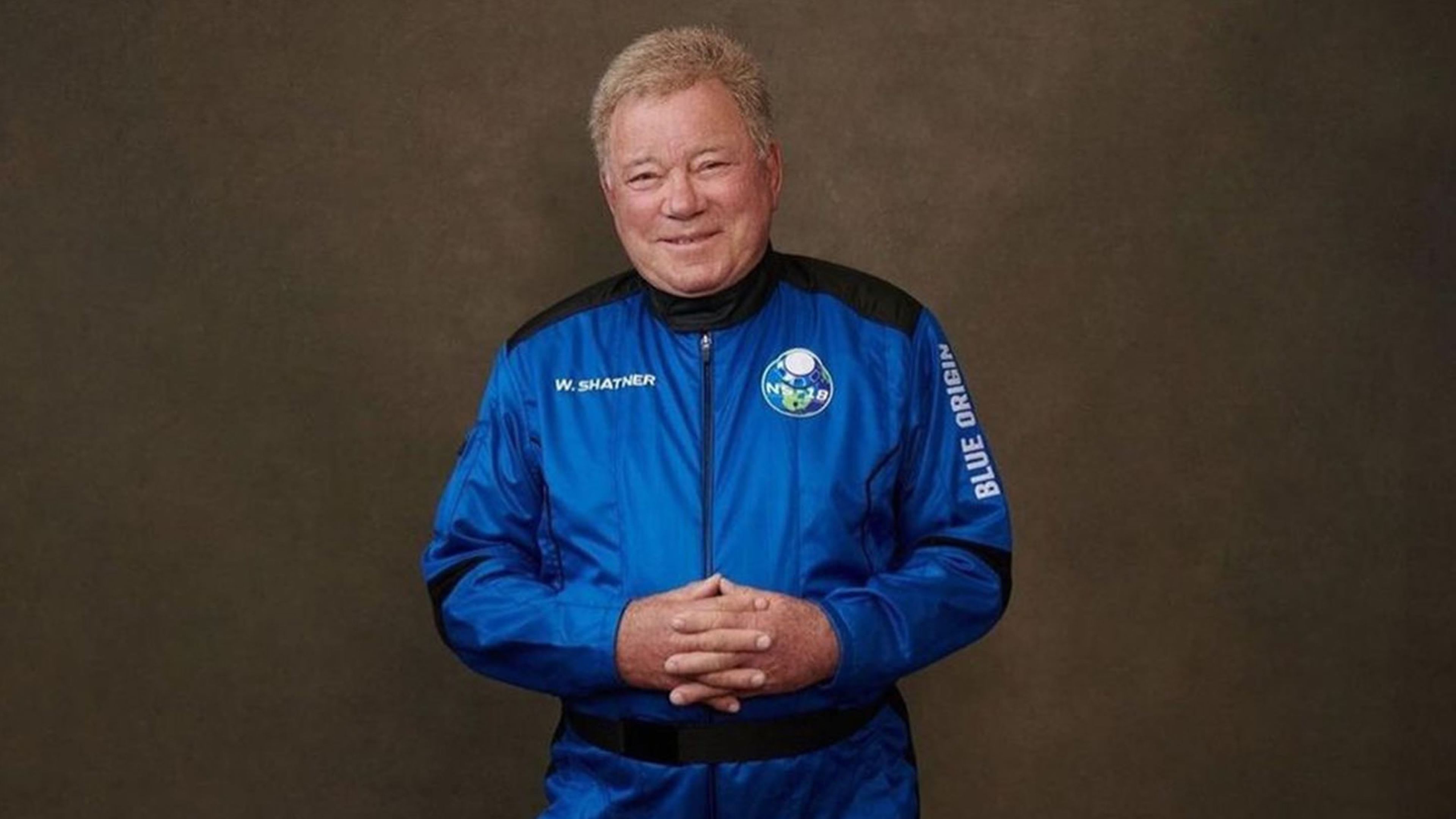 William Shatner ataviado para viajar en la Blue Origin