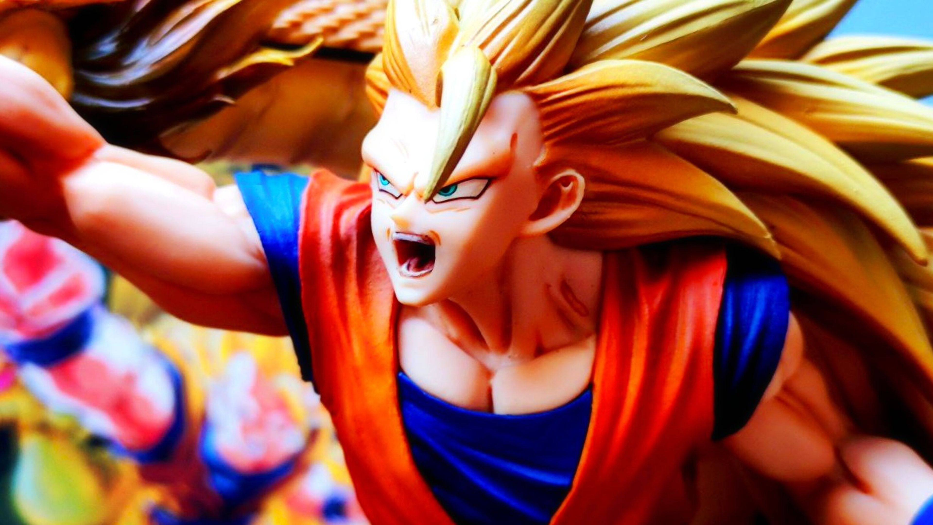 Dragon Ball Z - Unboxing de la figura más explosiva de Goku Super Saiyan 3 haciendo el puño dragón