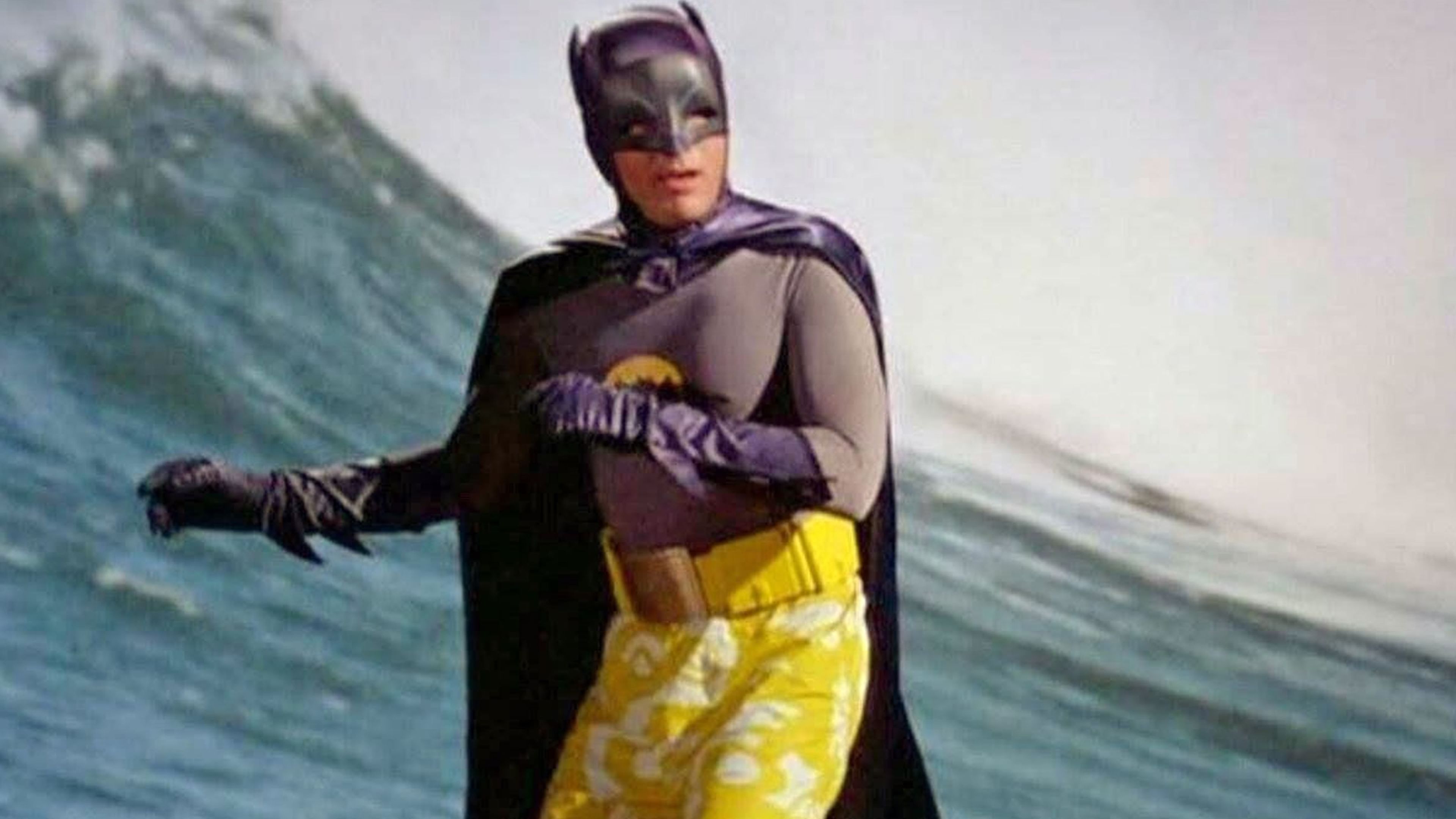 Batman de los 60 surfeando