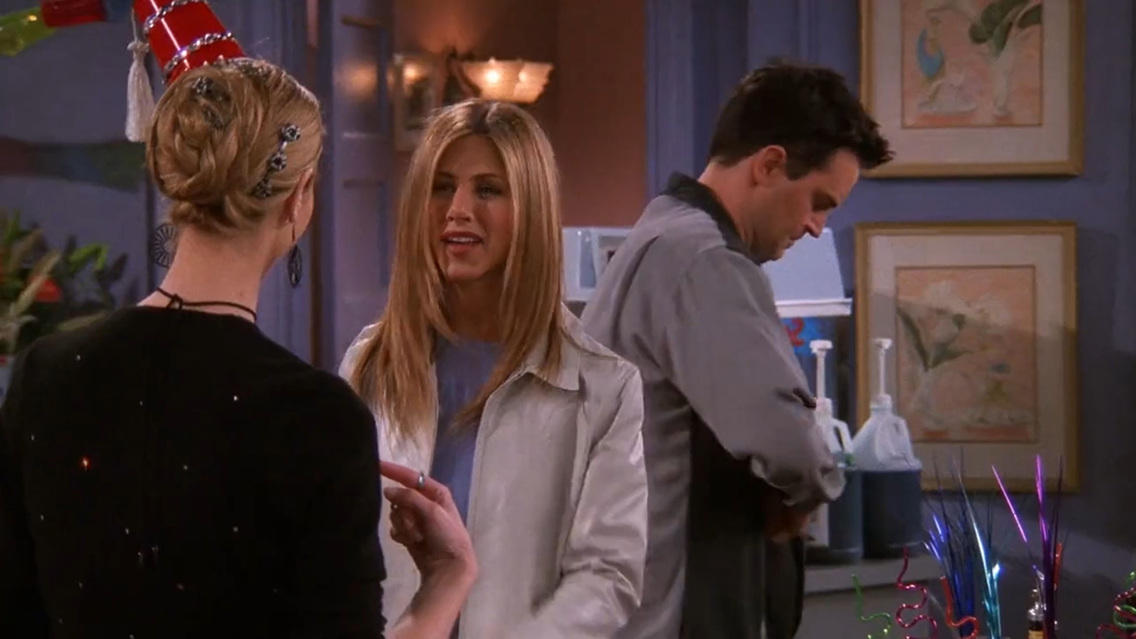 Friends - Chandler le coge el bolso a Rachel