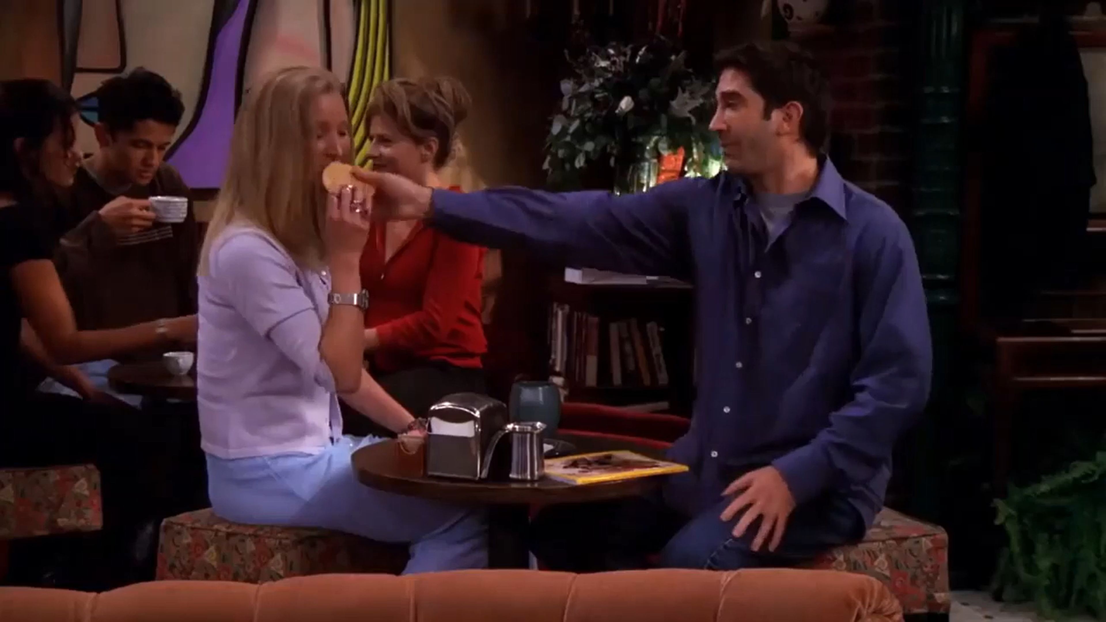 Friends - Phoebe trata de robarle la galleta y el café a Ross