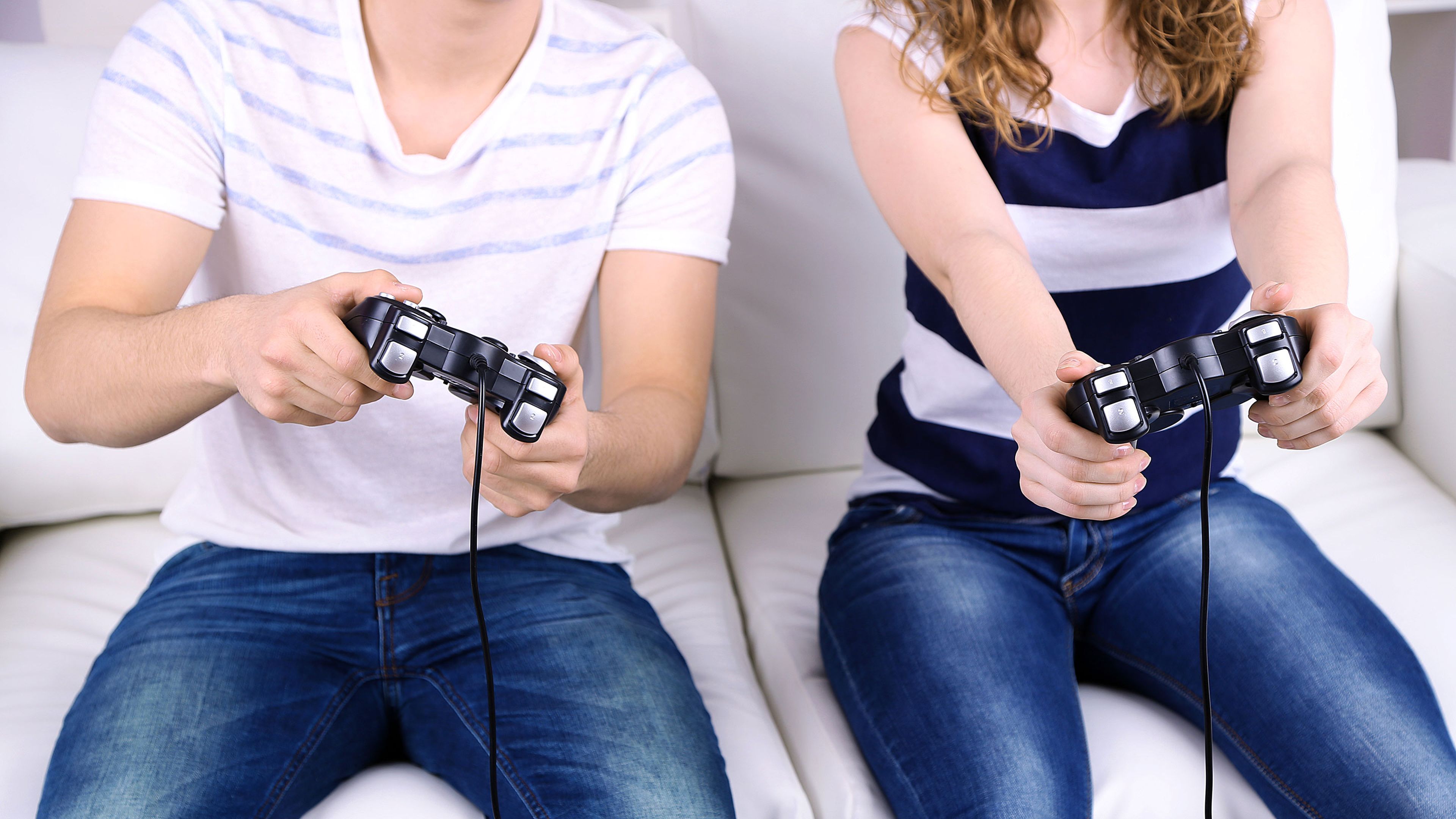 Hombre y mujer jugando a videojuegos