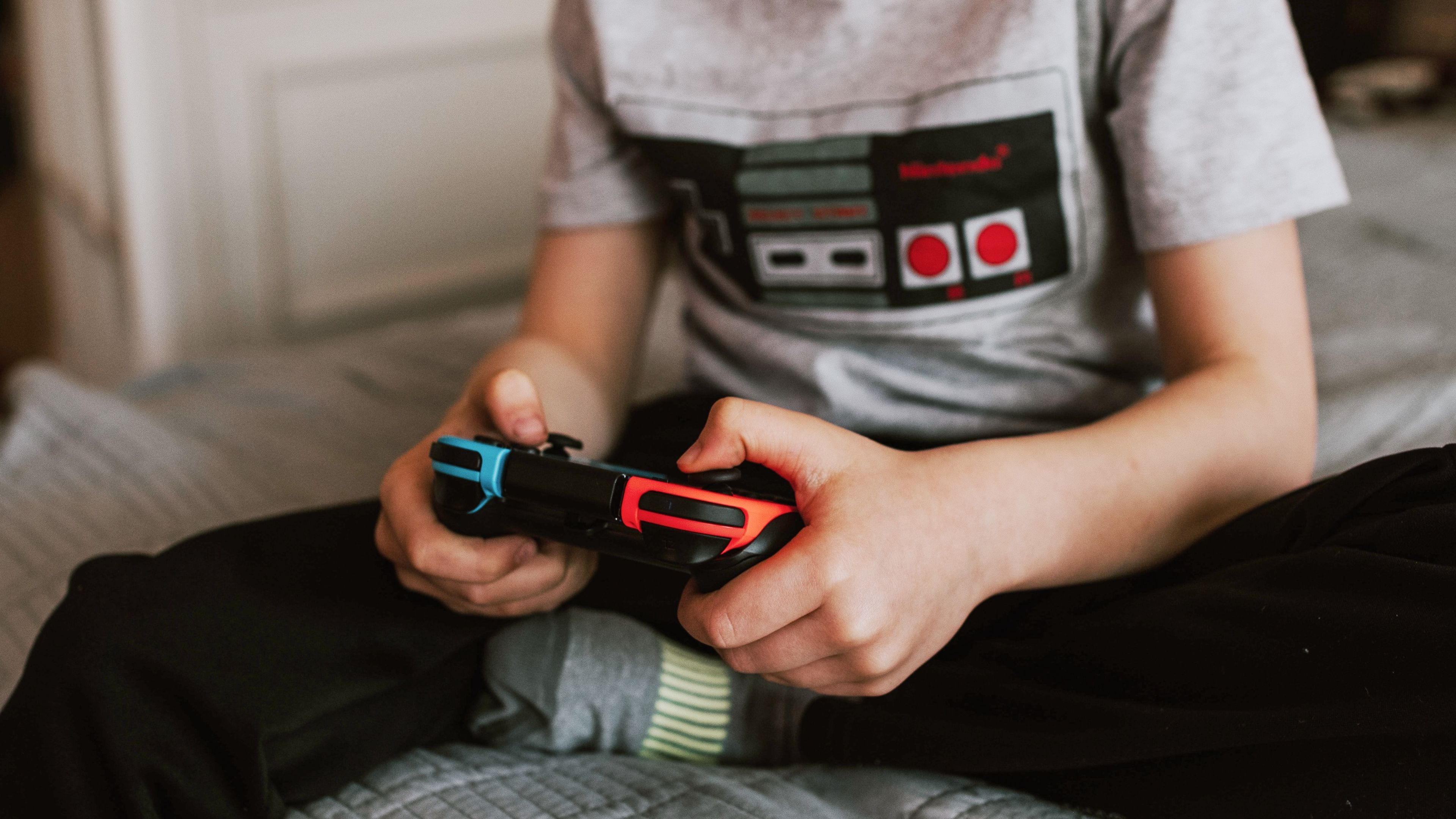 Niño jugando con un mando de Nintendo Switch