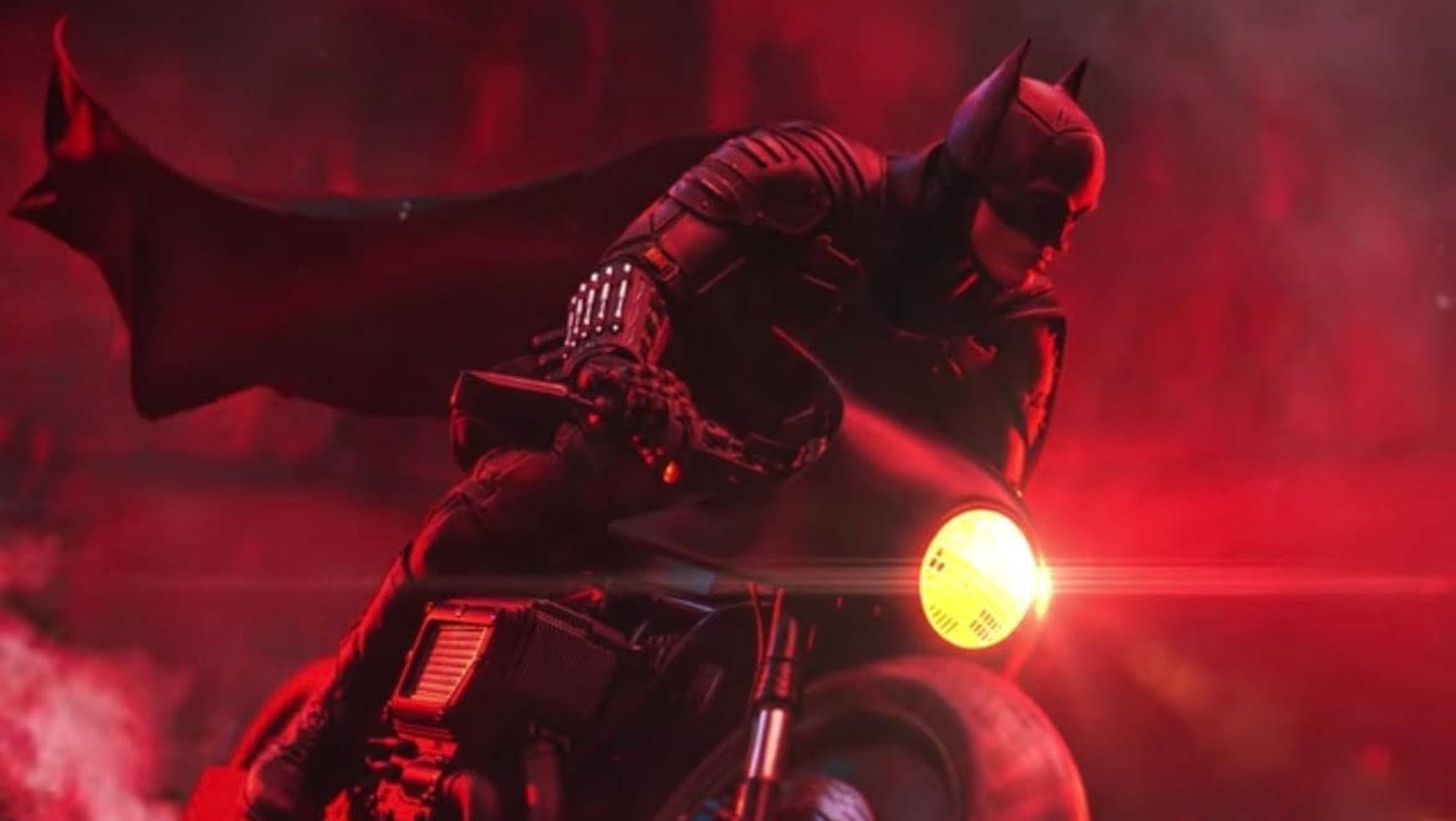 Primer vistazo a la figura de The Batman con el héroe montado en su bat-moto