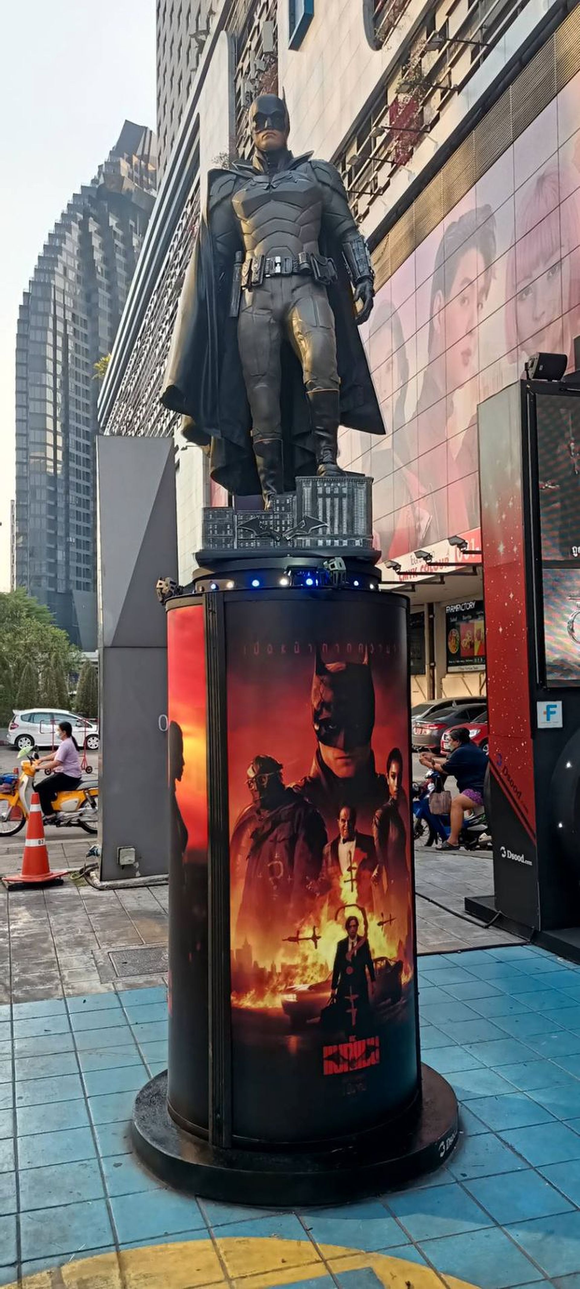 Estatua de Batman a escala real en Tailandia