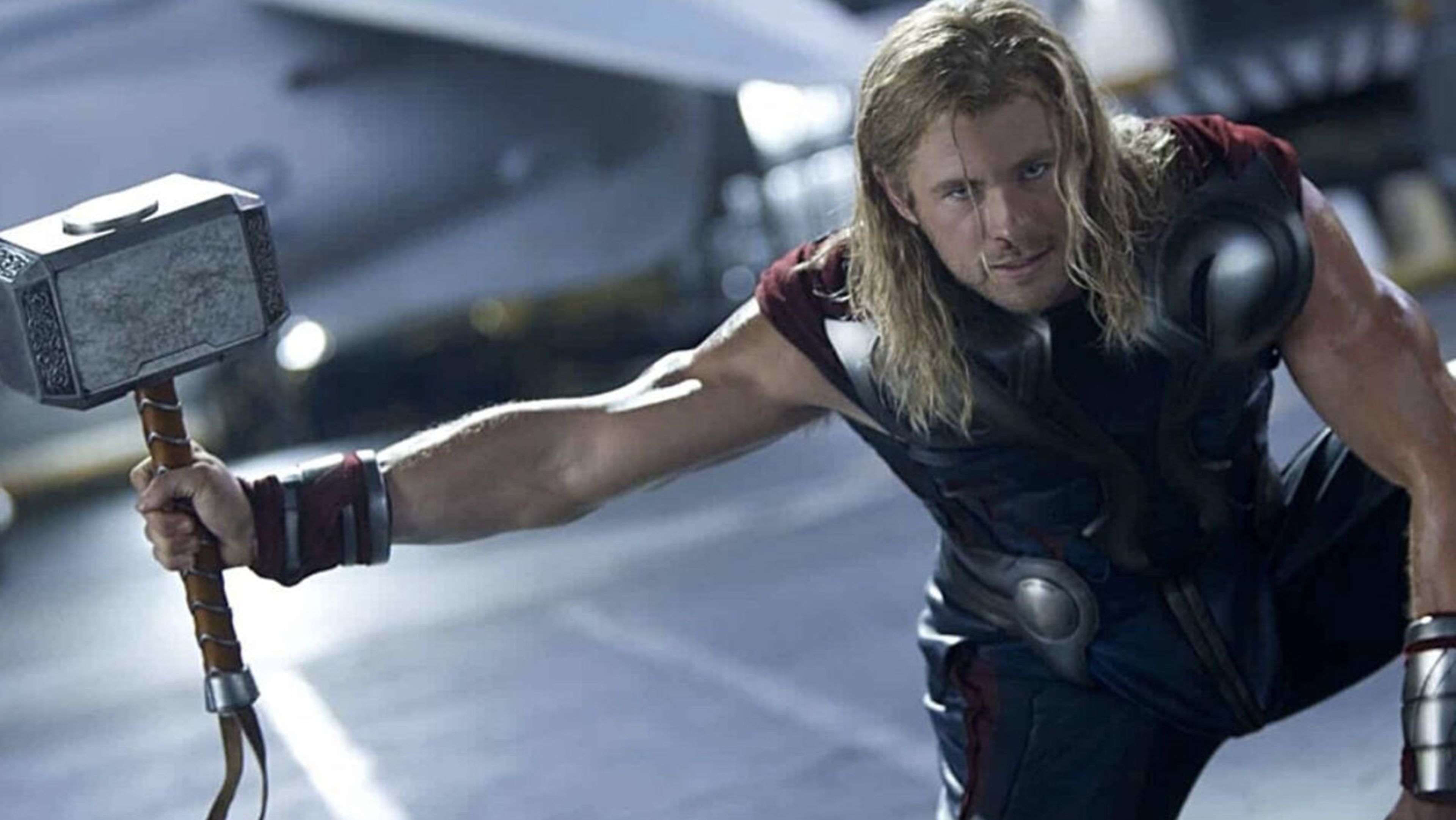 Thor usando el Mjolnir