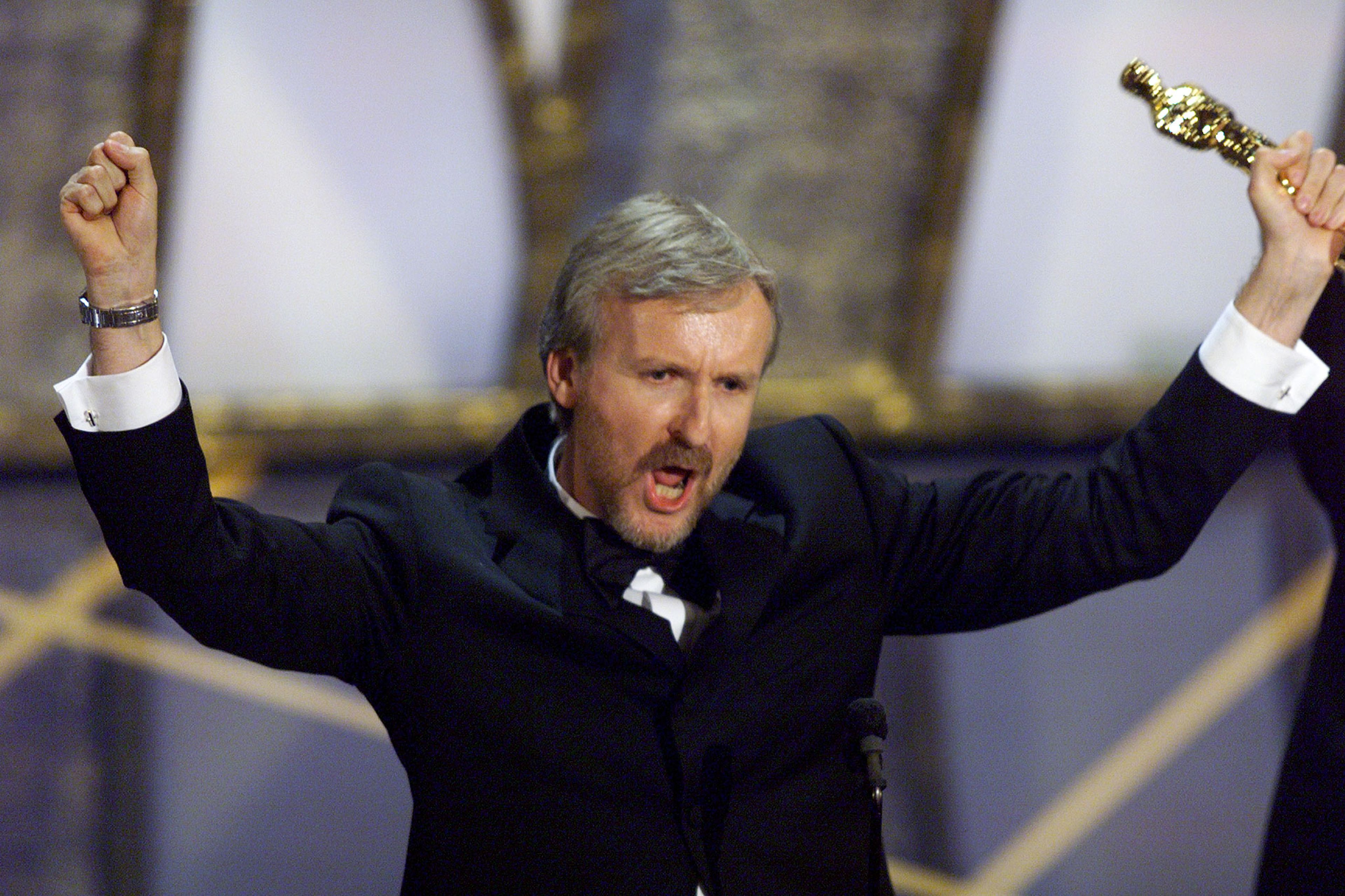 James Cameron celebrando su oscar a Mejor director por 'Titanic'.
