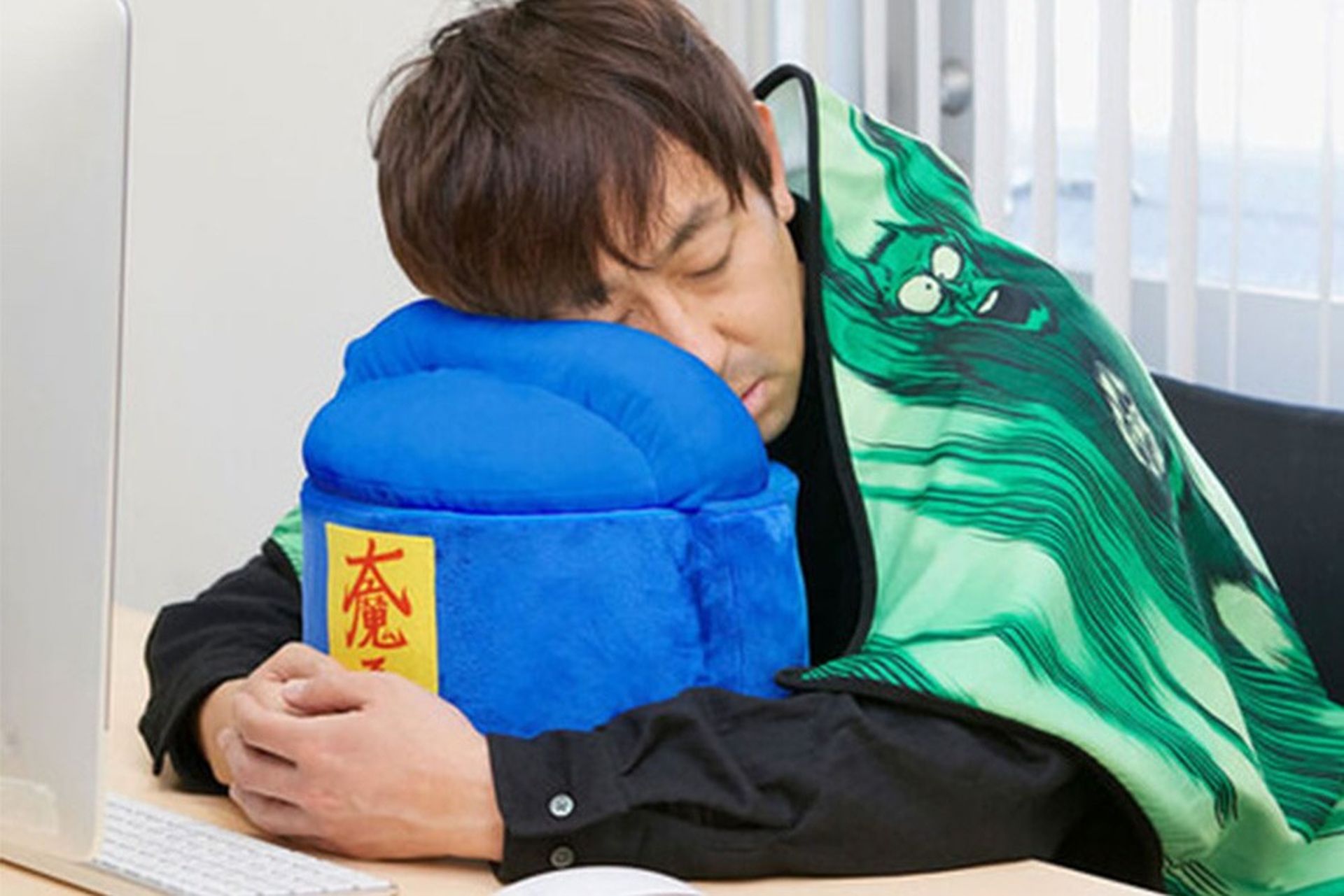 Manta y almohada de Dragon Ball que recrean el combate entre Piccolo y Mutenroshi