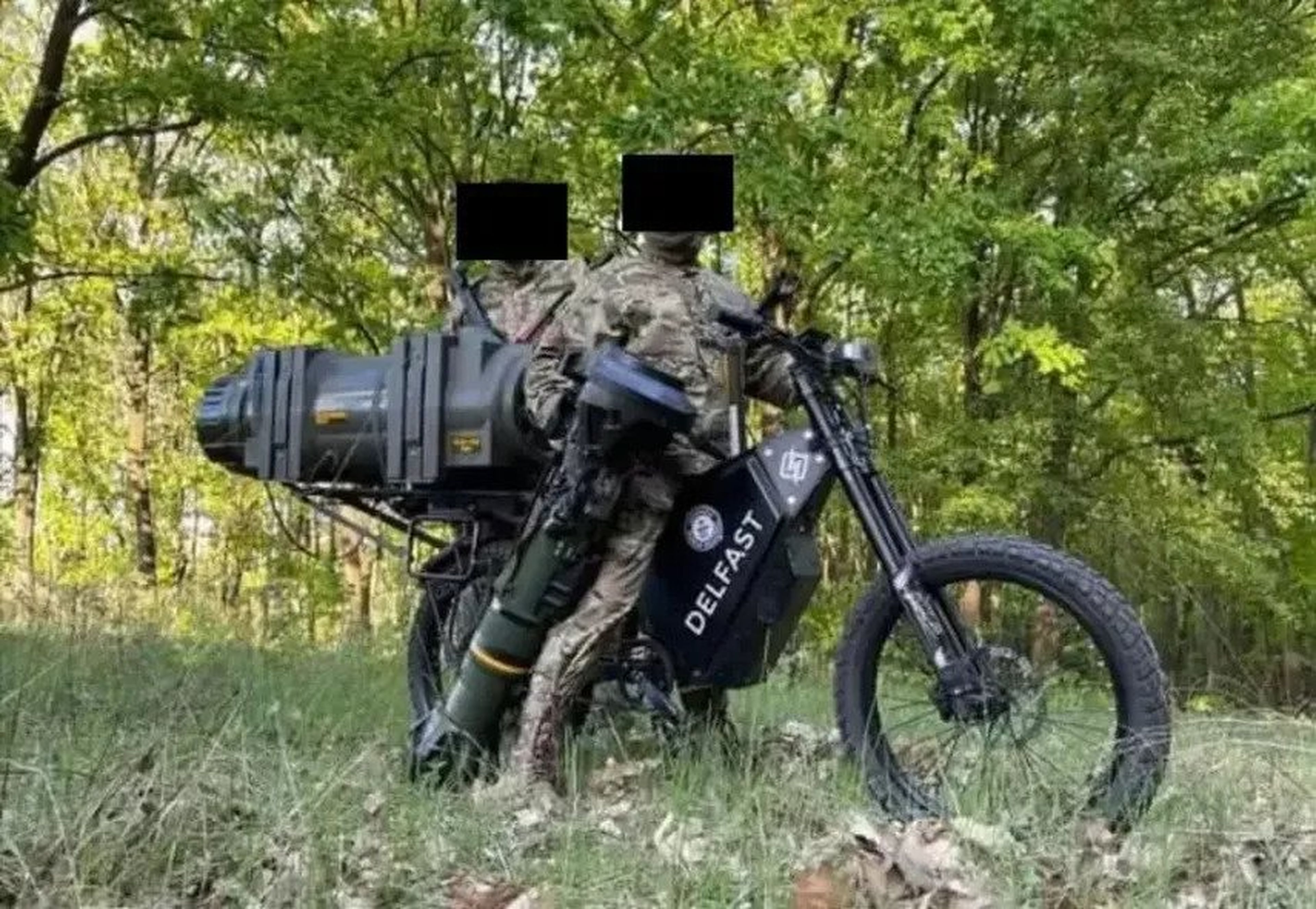 Soldados ucranianos con una "bici antitanque"