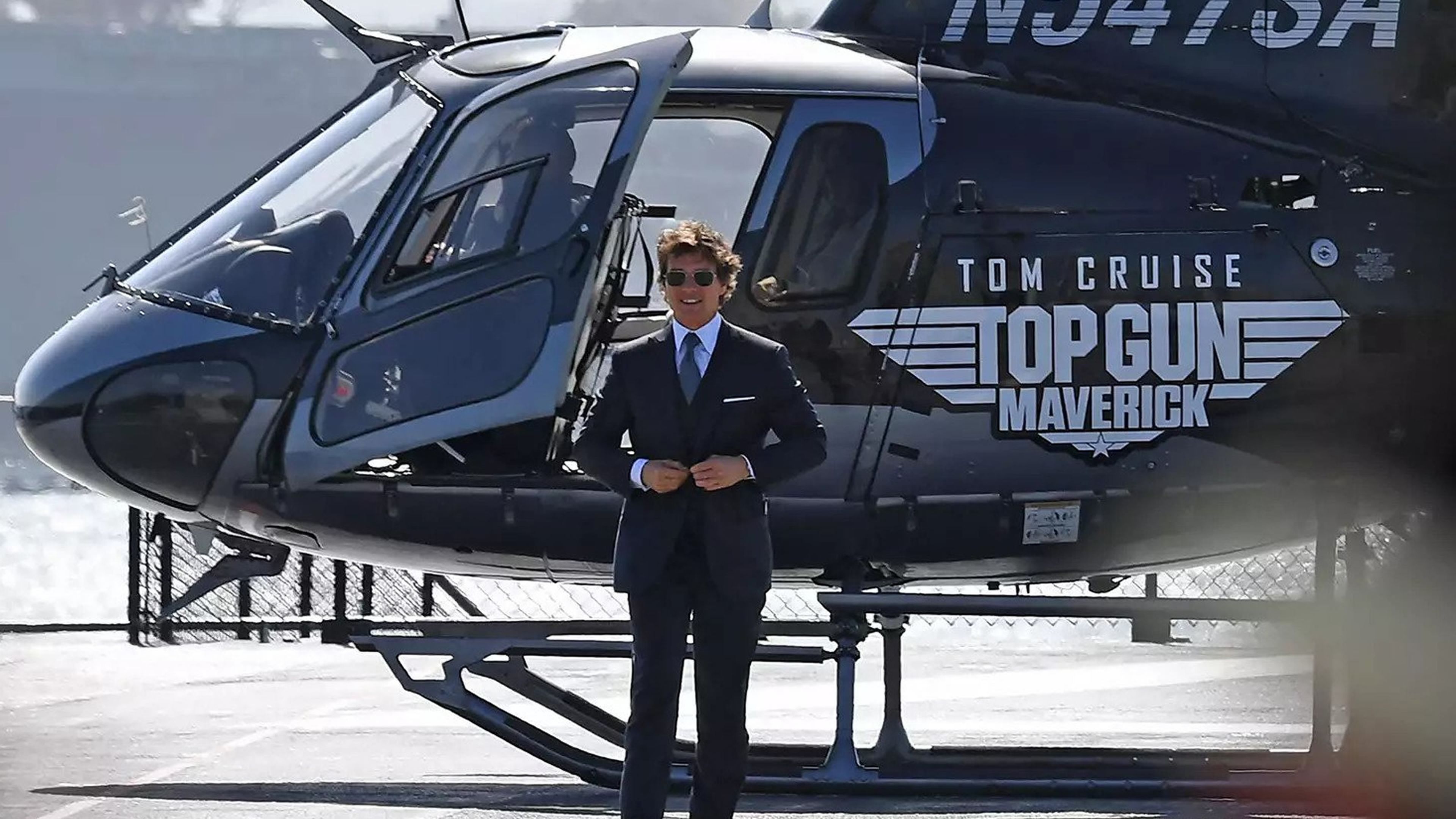 Tom Cruise llega en helicóptero a la premiere de Top Gun: Maverick