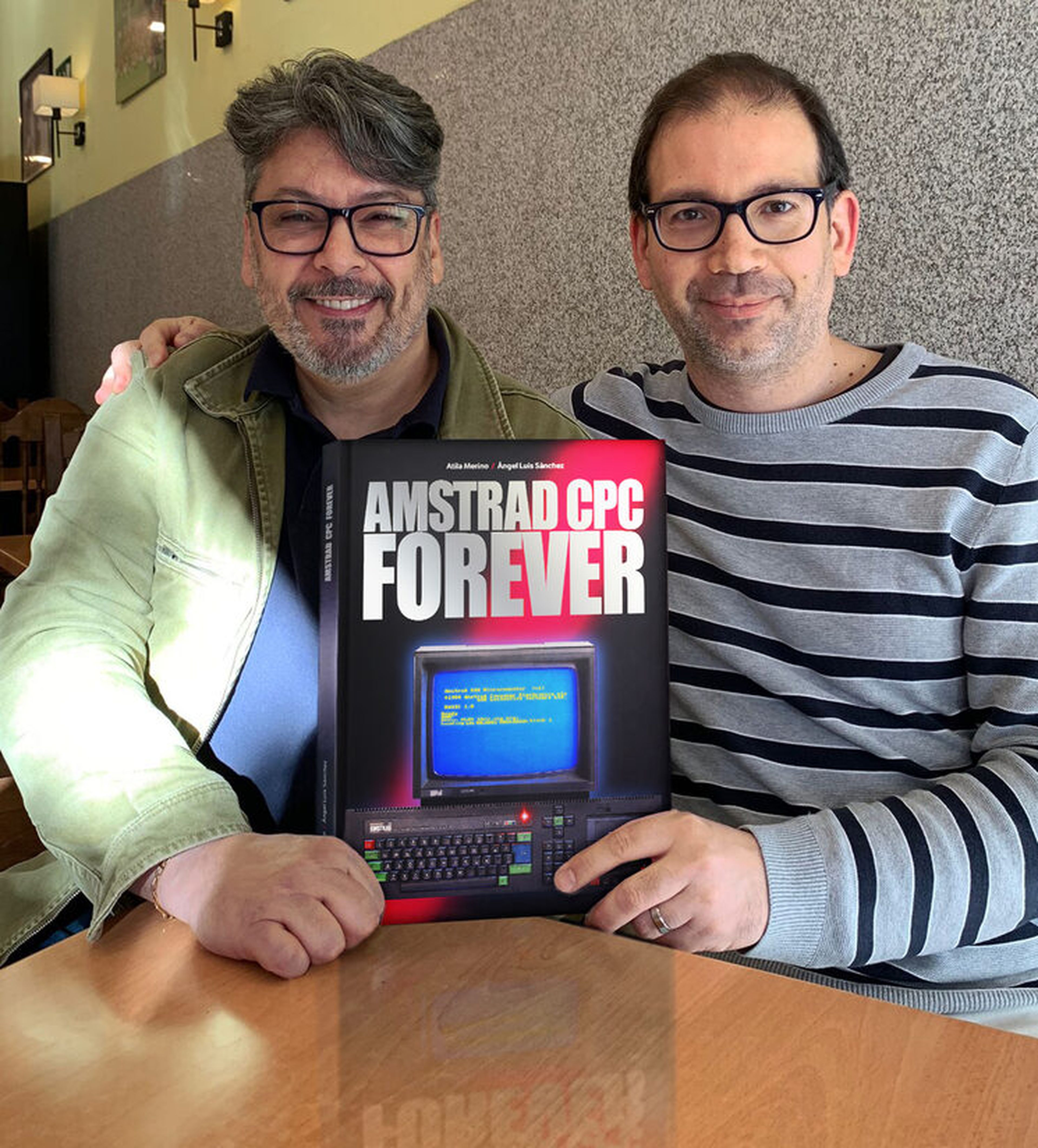 Ángel Luis Sánchez y Atila Merino con el libro Amstrad CPC Forever