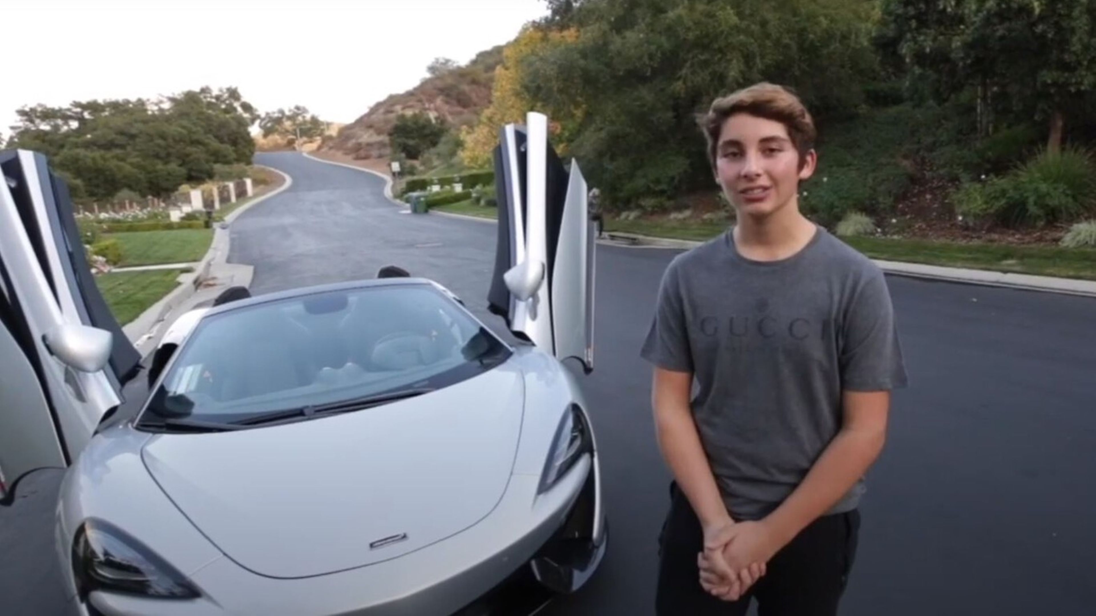 Así es Donlad, un youtuber de 15 años con una colección de coches de lujo que aún no puede conducir