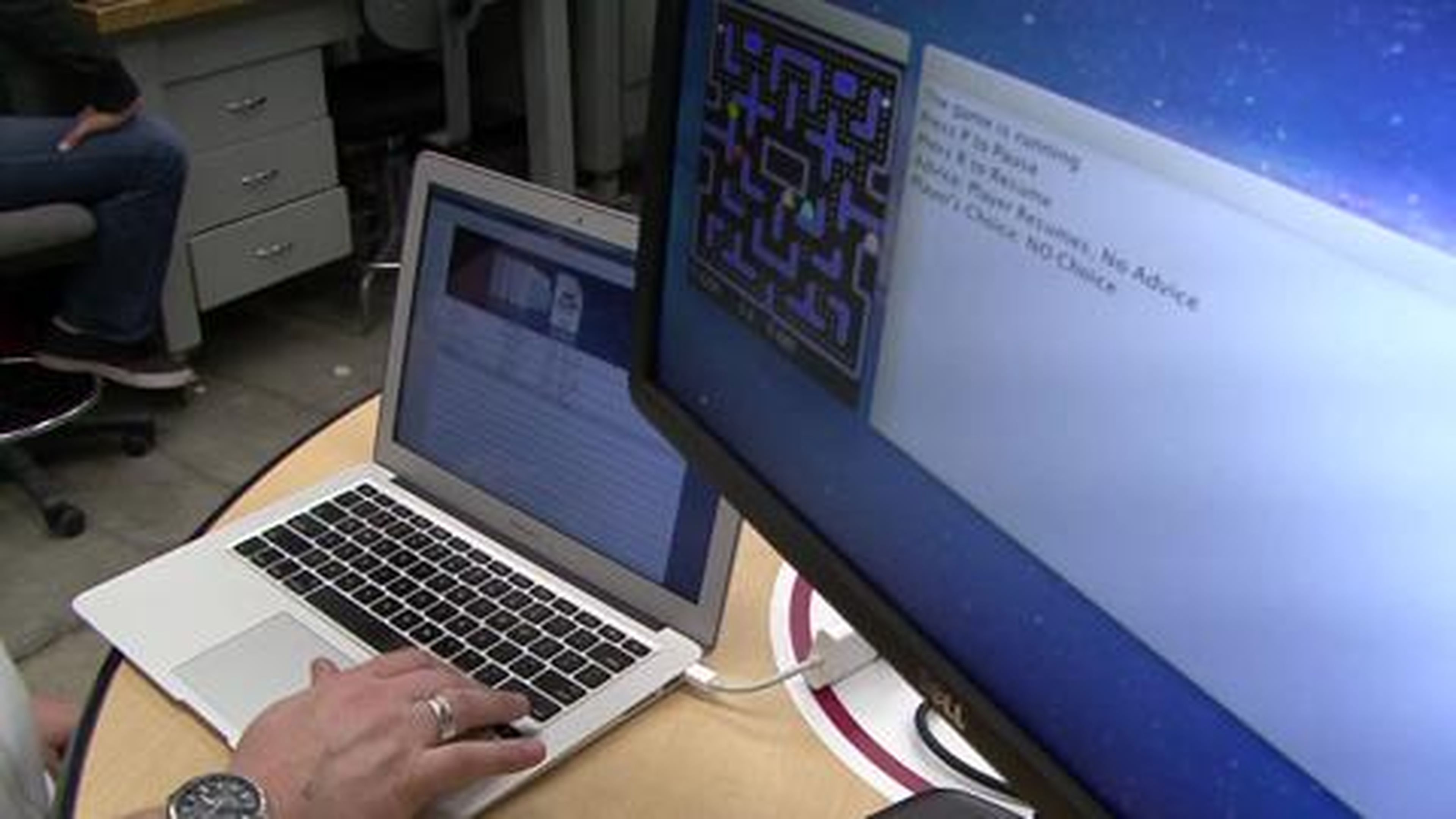 Un robot enseña a otro cómo jugar a Pac-Man