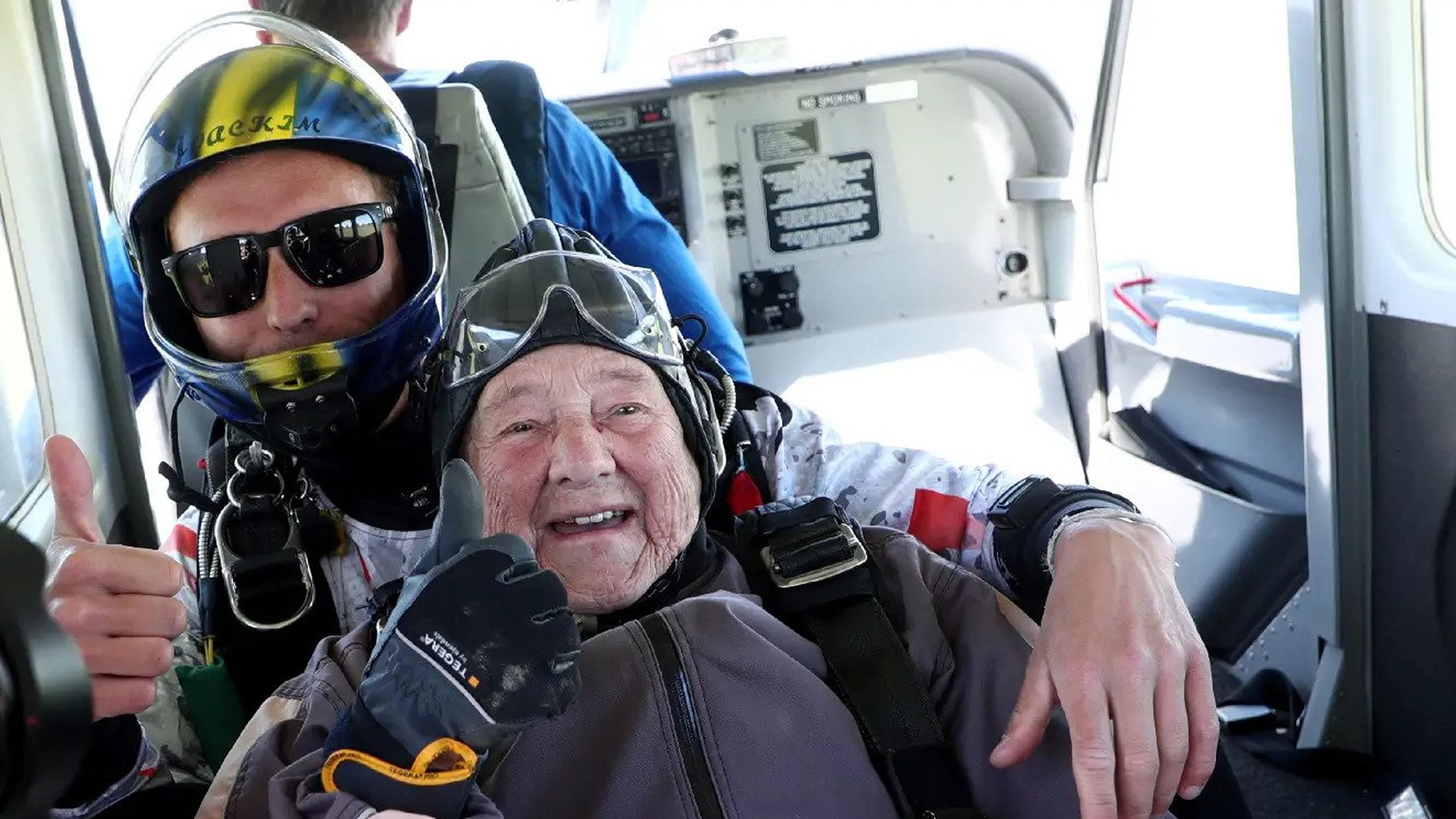Rut Larson antes de saltar en paracaídas con los 103 años