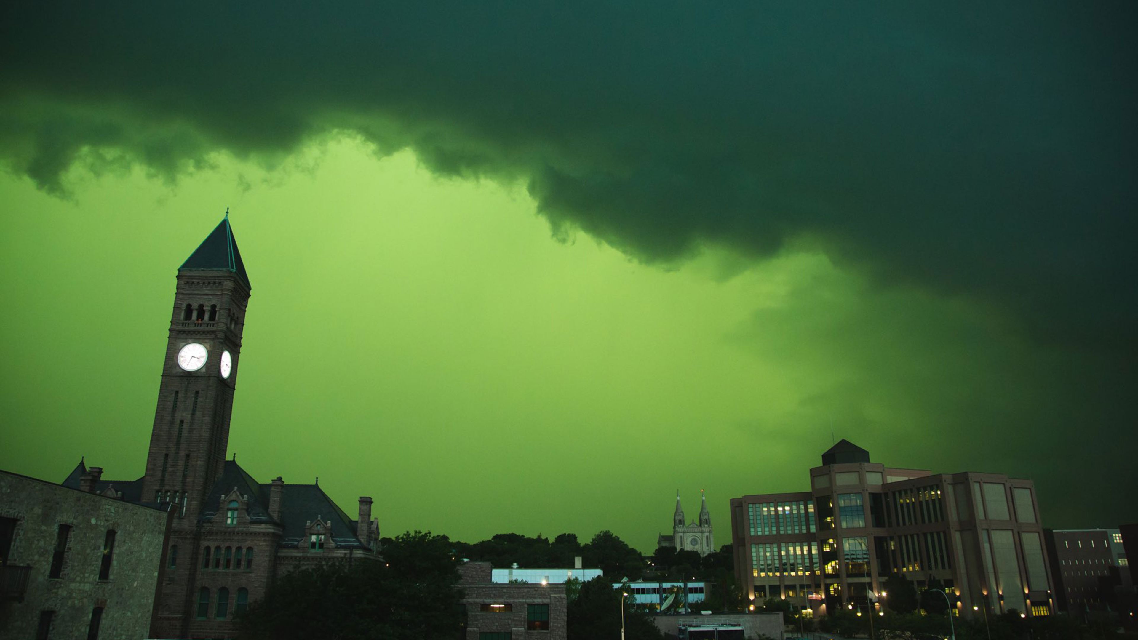 Una extraña tormenta vuelve el cielo de color verde cual película de catástrofes