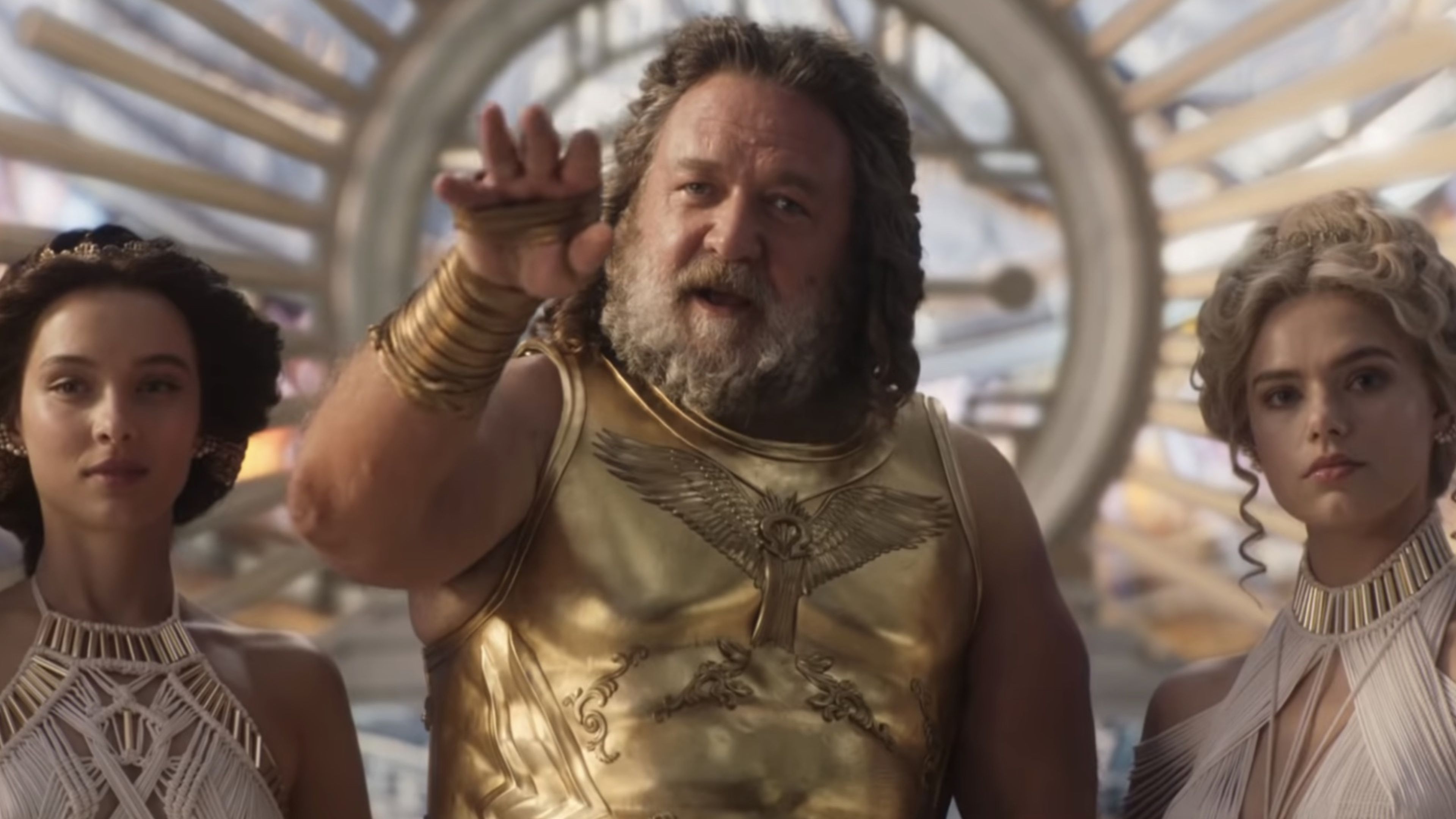 Russell Crowe en el papel de Zeus en Thor: Love and Thunder