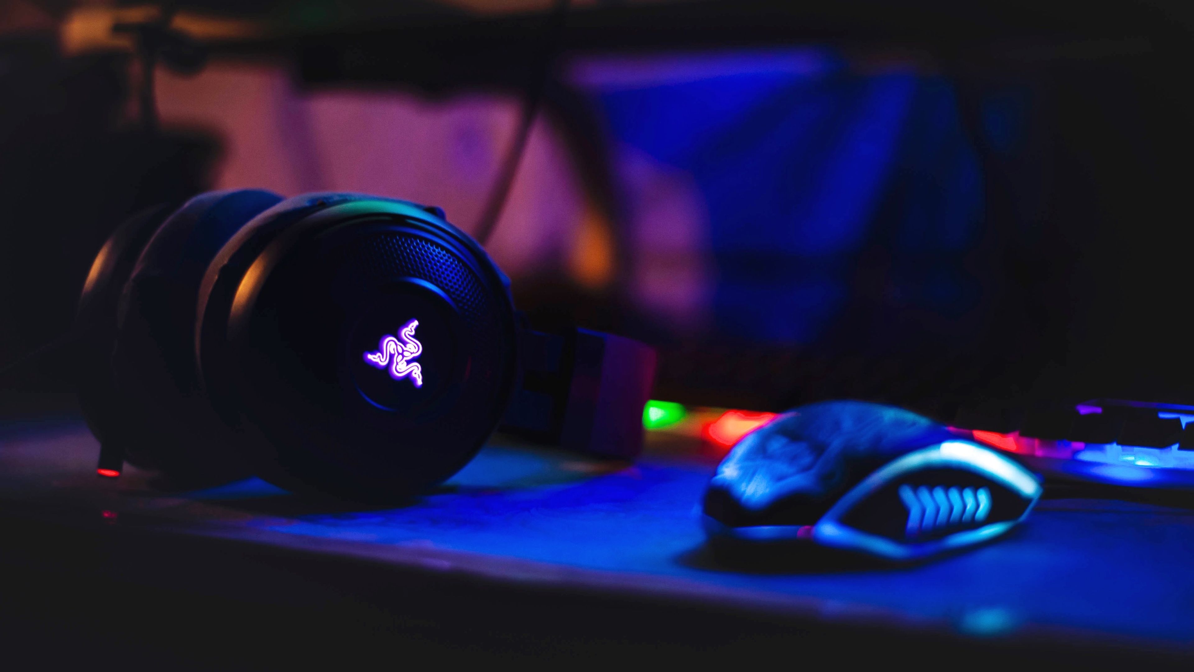 Auriculares Razer en un setup gamer