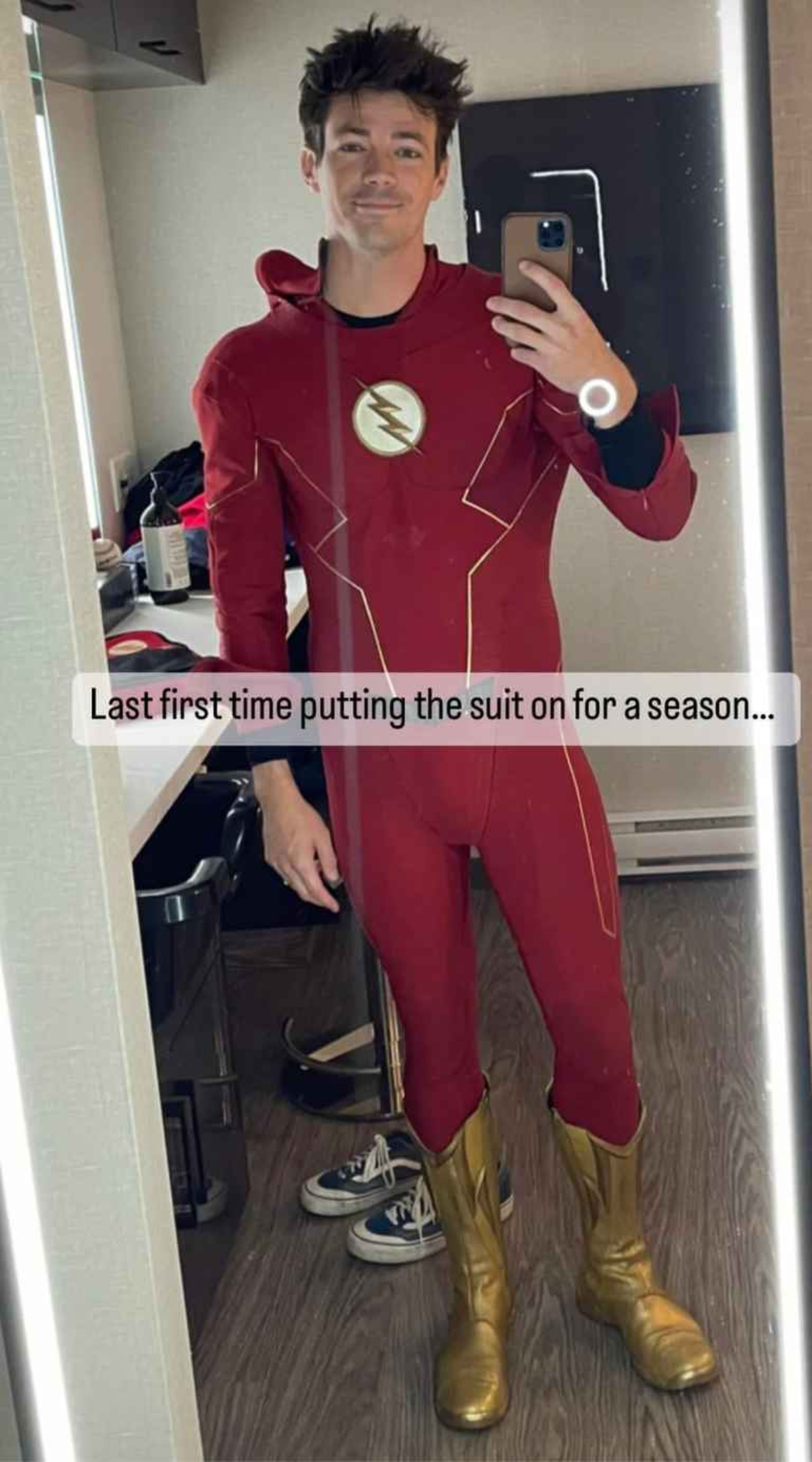 Grant Gustin con el traje de The Flash