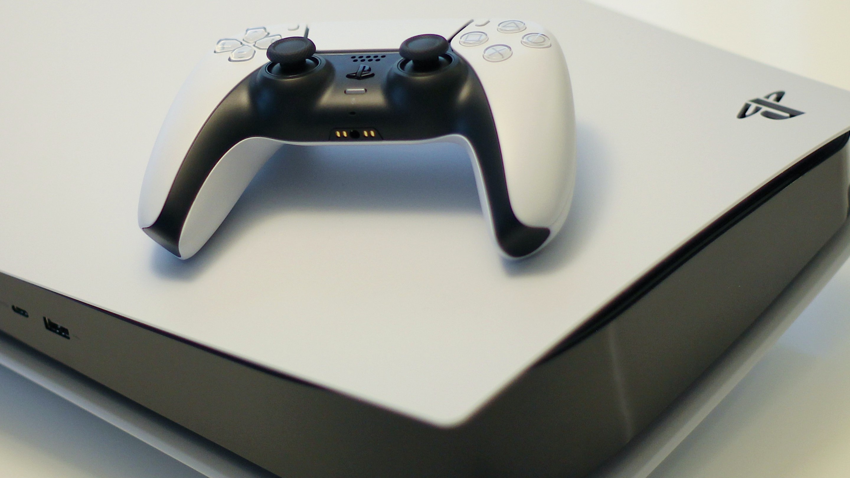 PS5 Slim es una realidad: Sony revela su nuevo modelo de consola más  pequeña y con lector de discos extraíble
