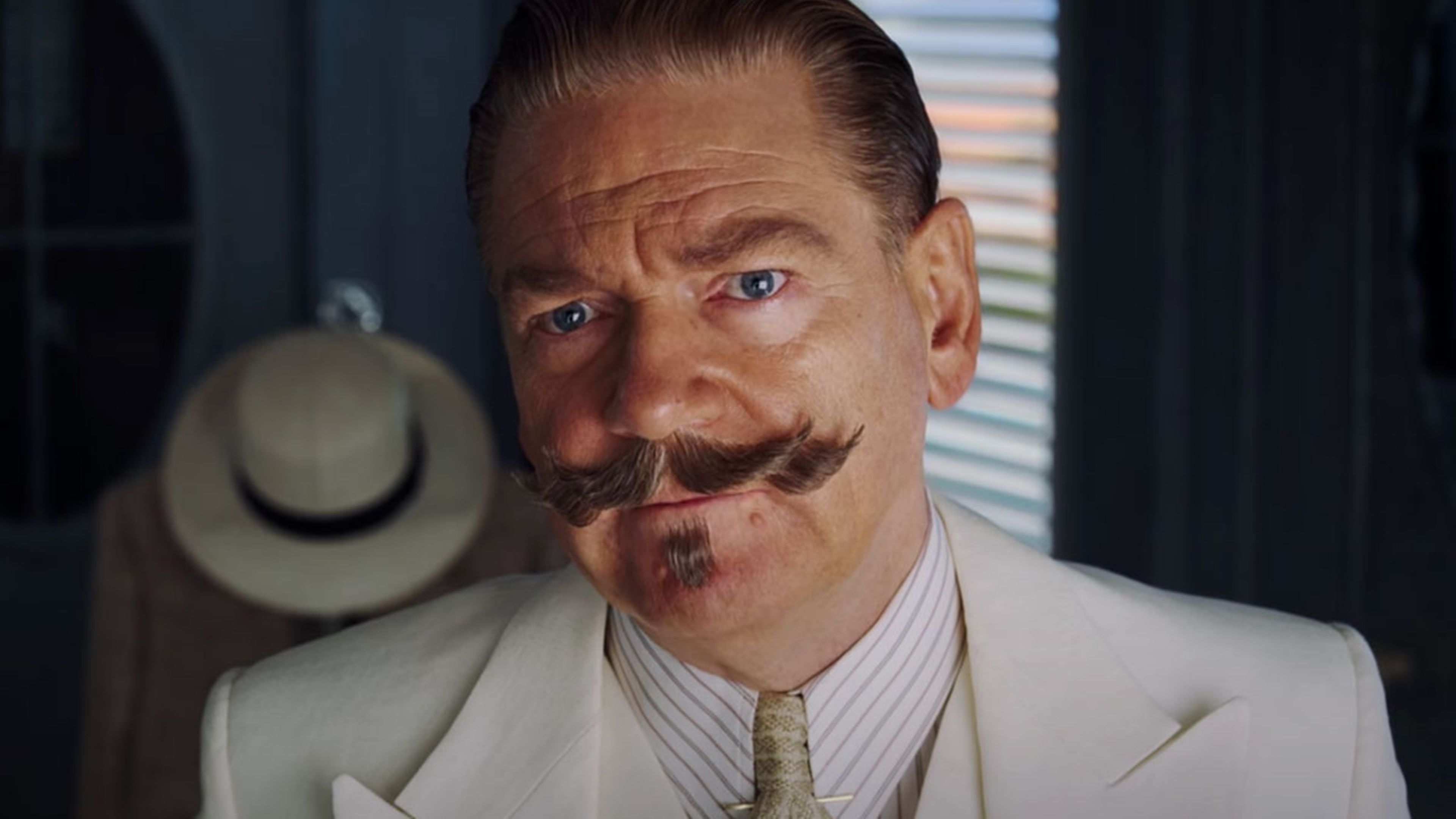 Kenneth Branagh como Hércules Poirot
