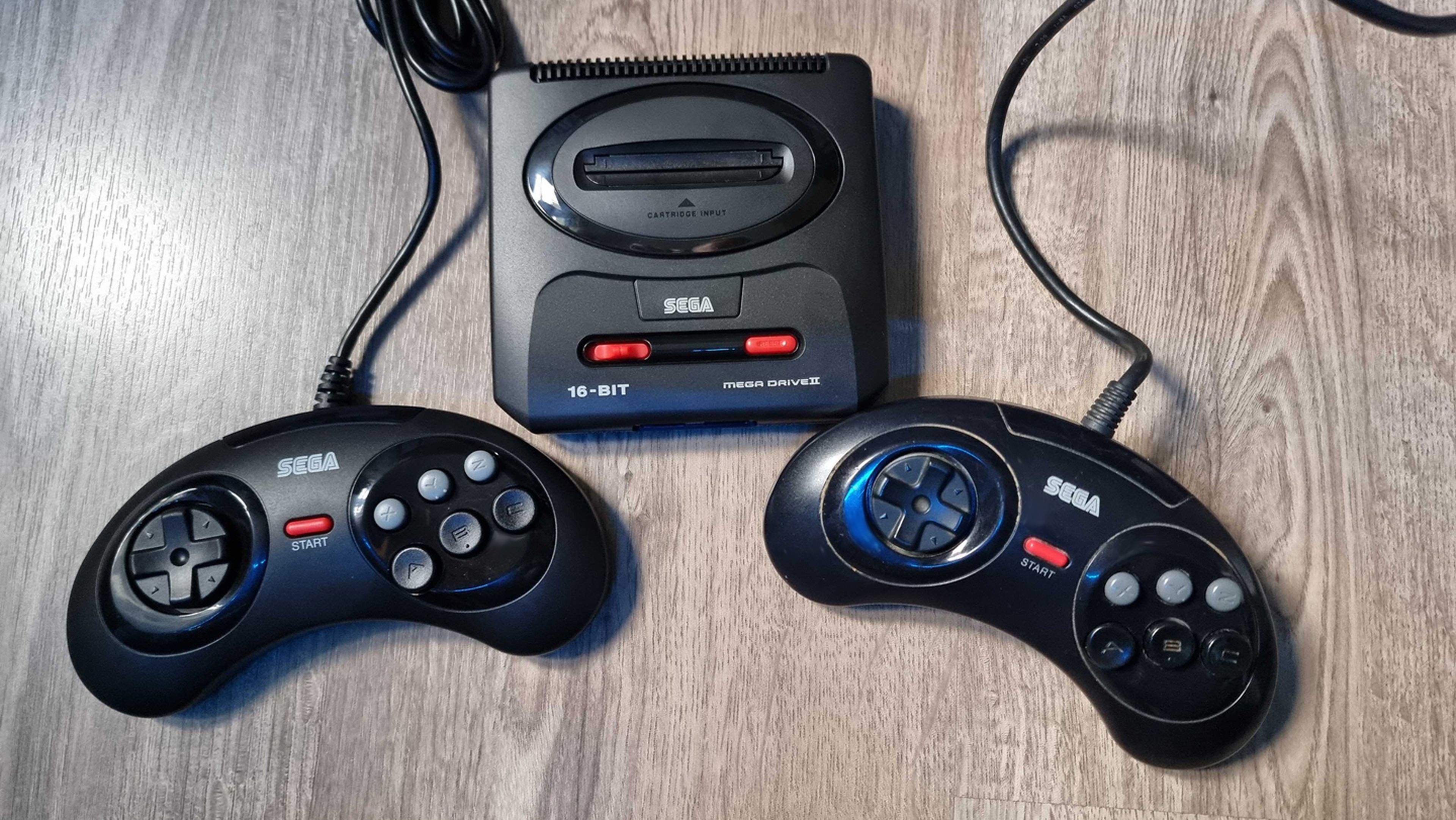 A la izquierda, el mando de Mega Drive Mini 2. A la derecha, el mando original de Mega Drive 2