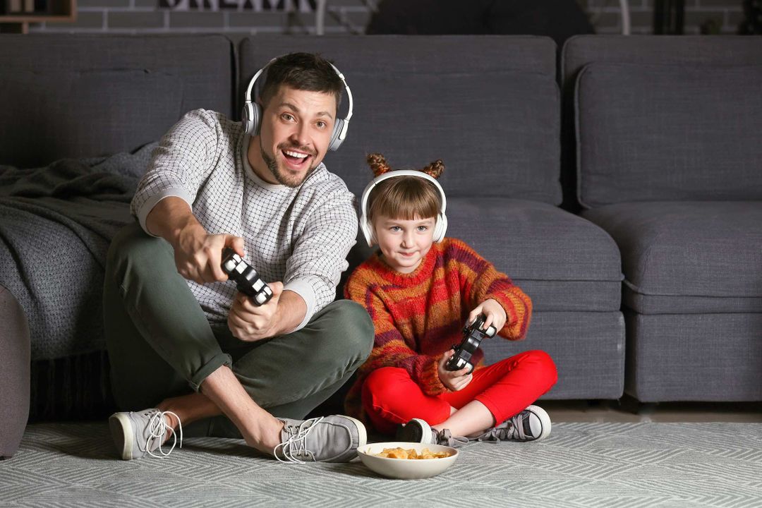 Padre e hija jugando a videojuegos