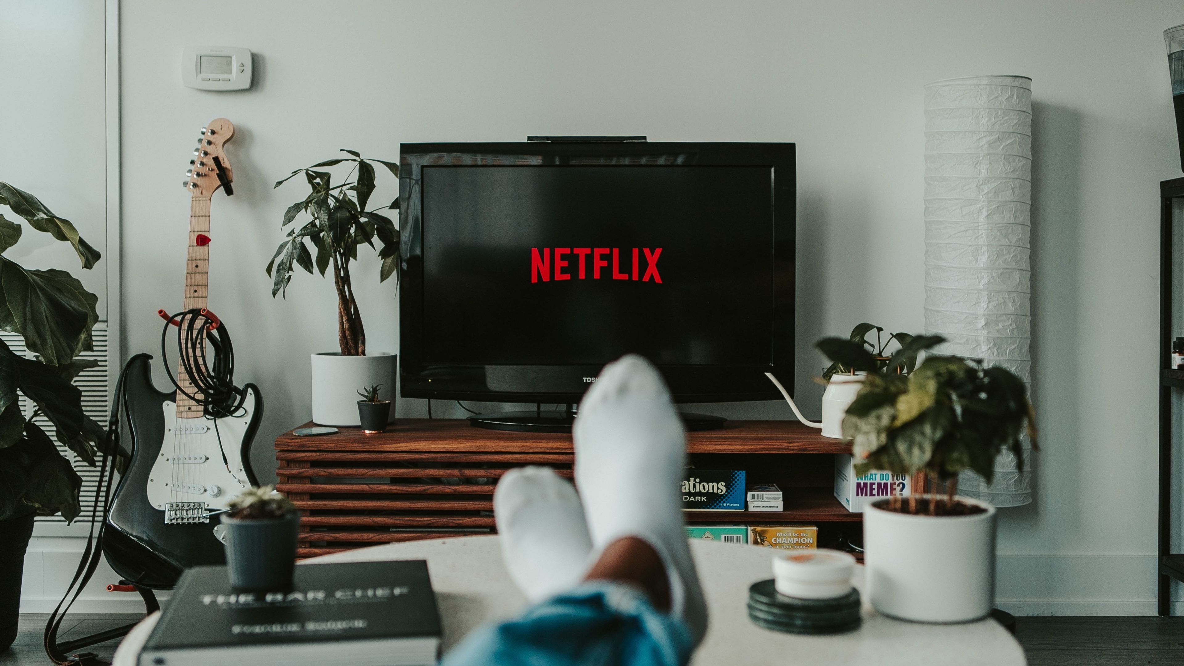 Salón con una Smart TV reproduciendo Netflix