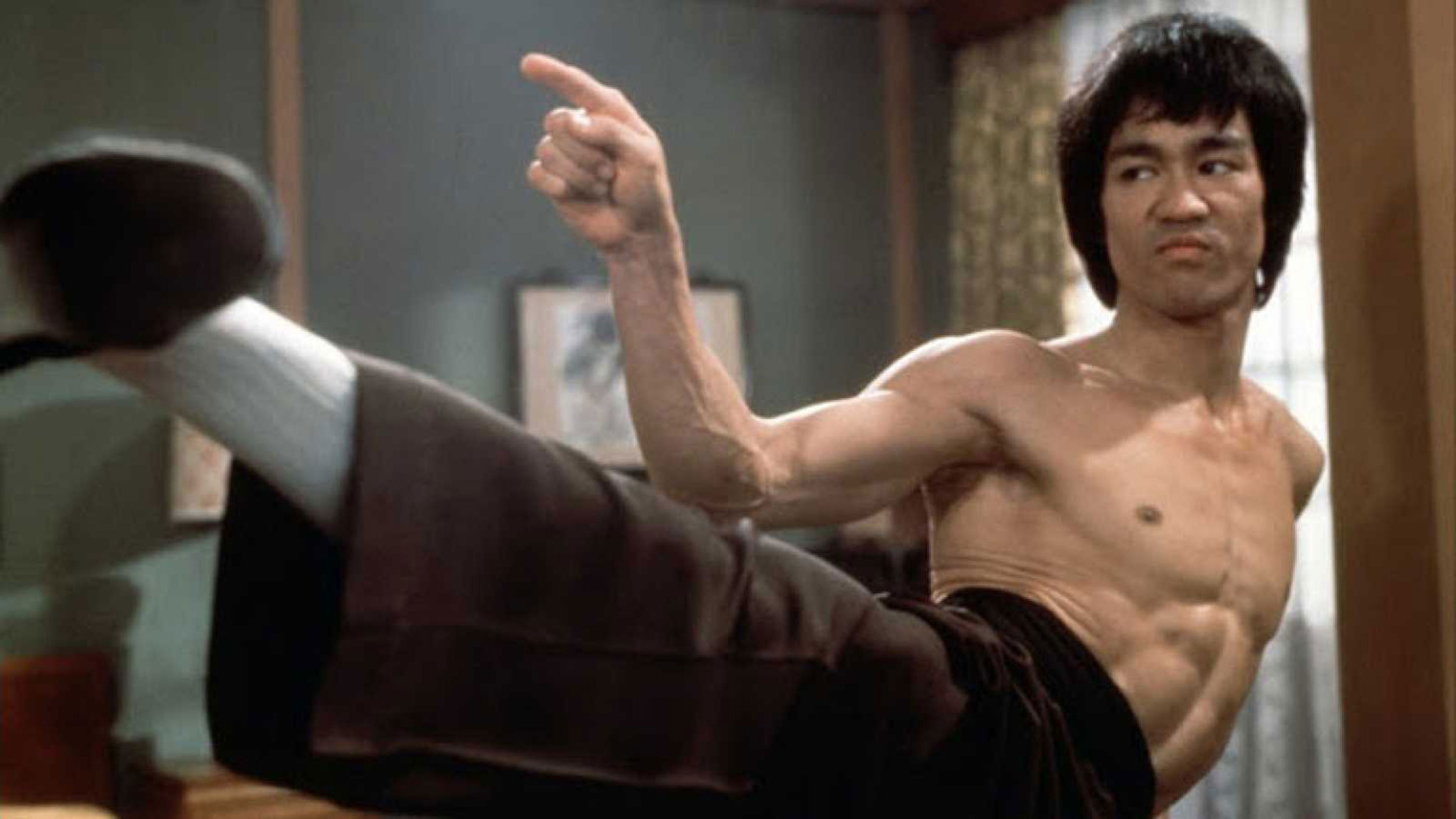 Bruce Lee en una toma de Furia Oriental