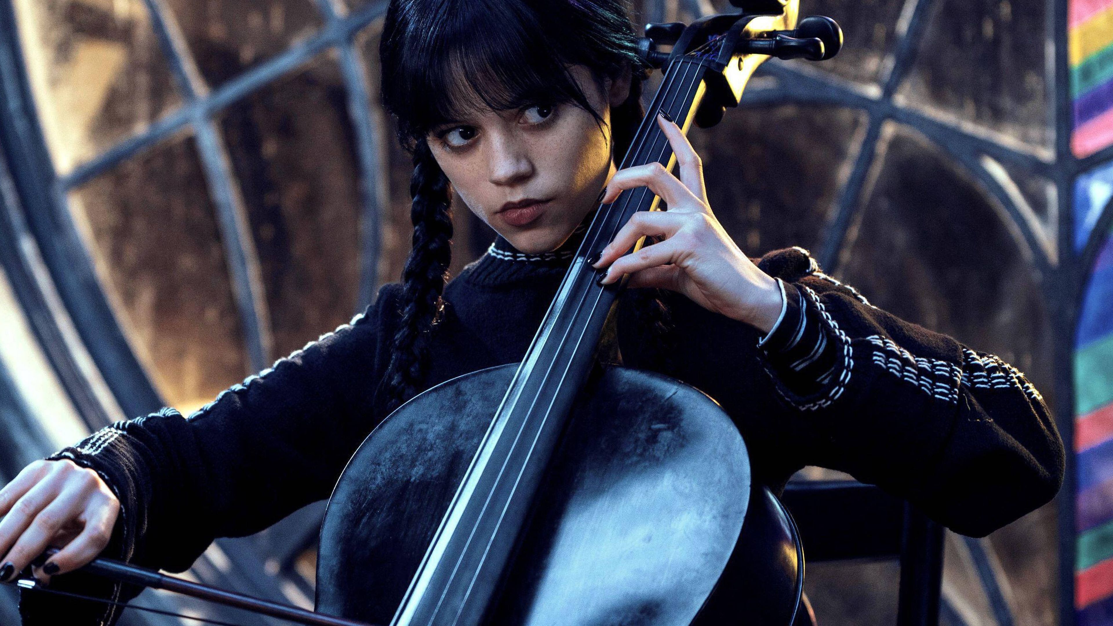 Jenna Ortega violonchelo Miércoles