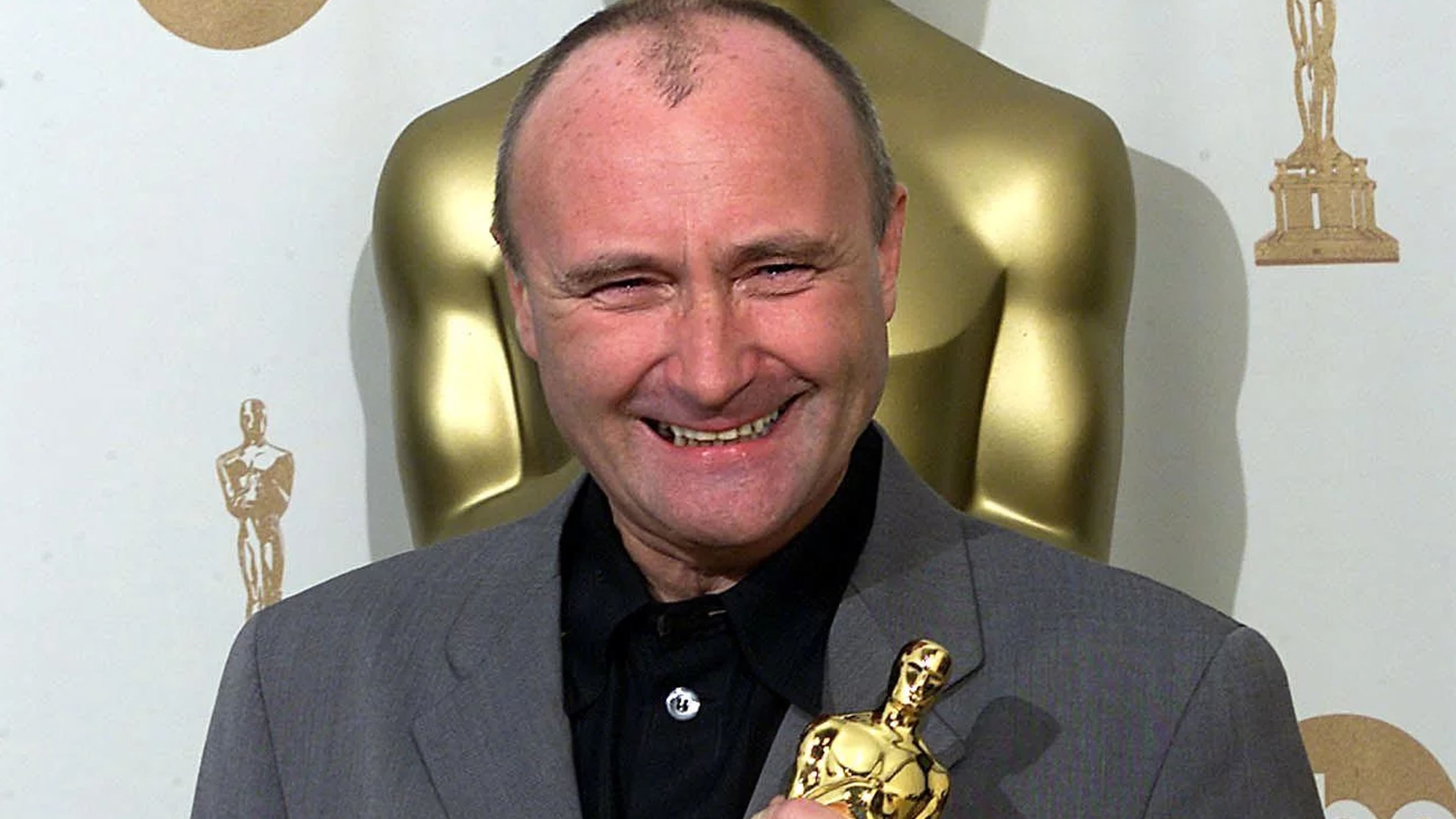 Phil Collins con su Óscar