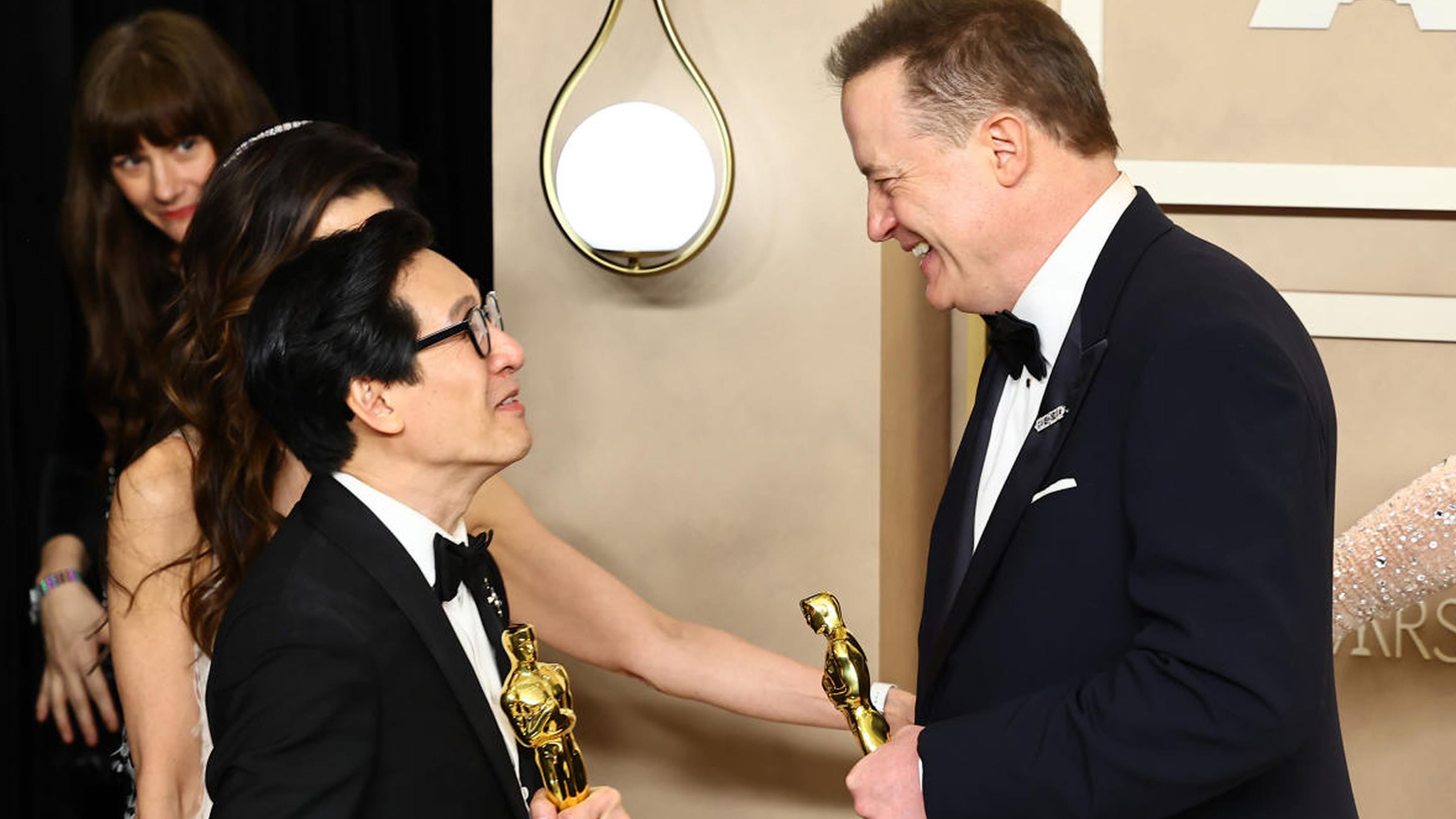 Ke Huy Quan y Brendan Fraser con sus Óscar