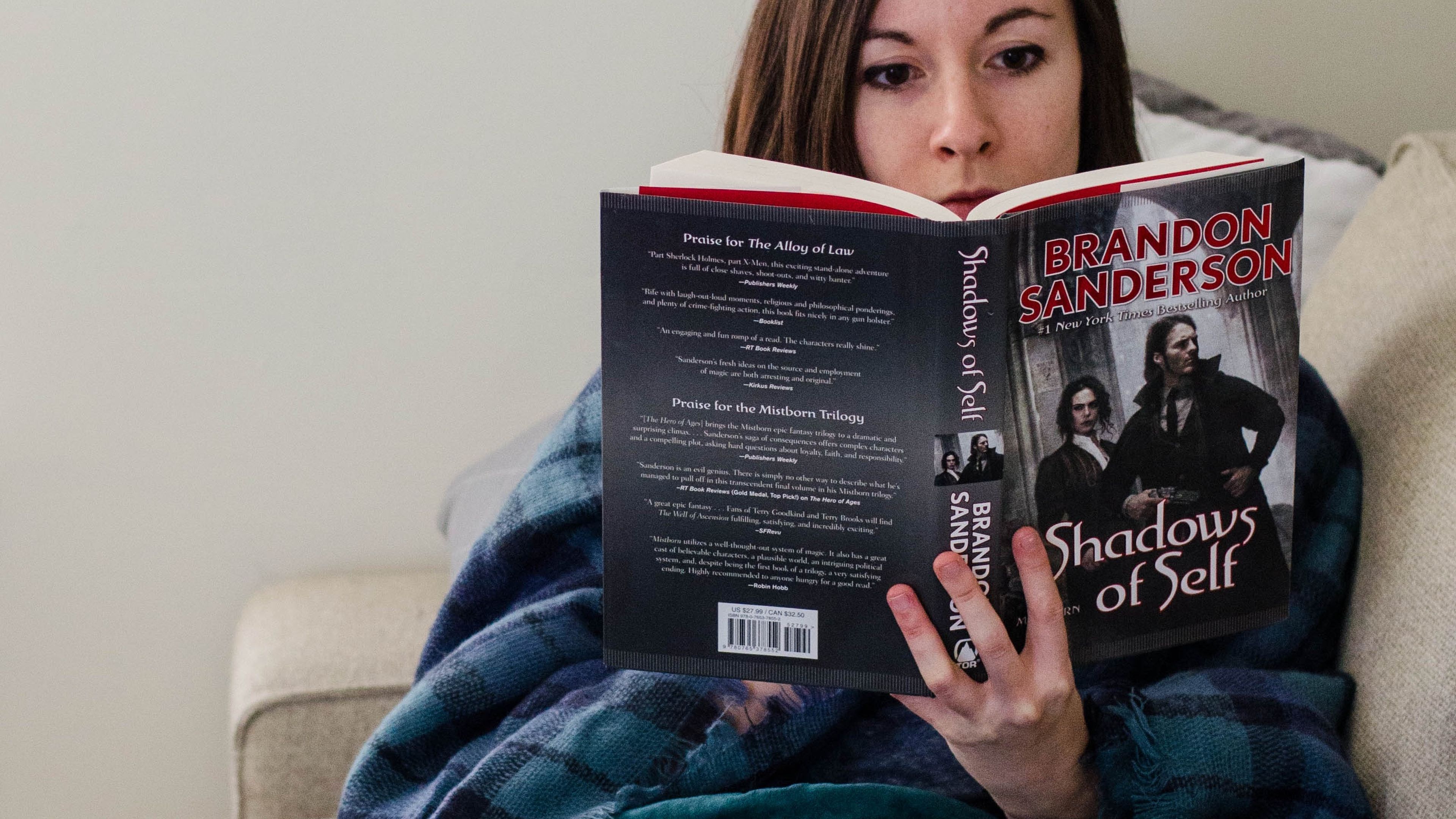 Mujer leyendo un libro de Brandon Sanderson