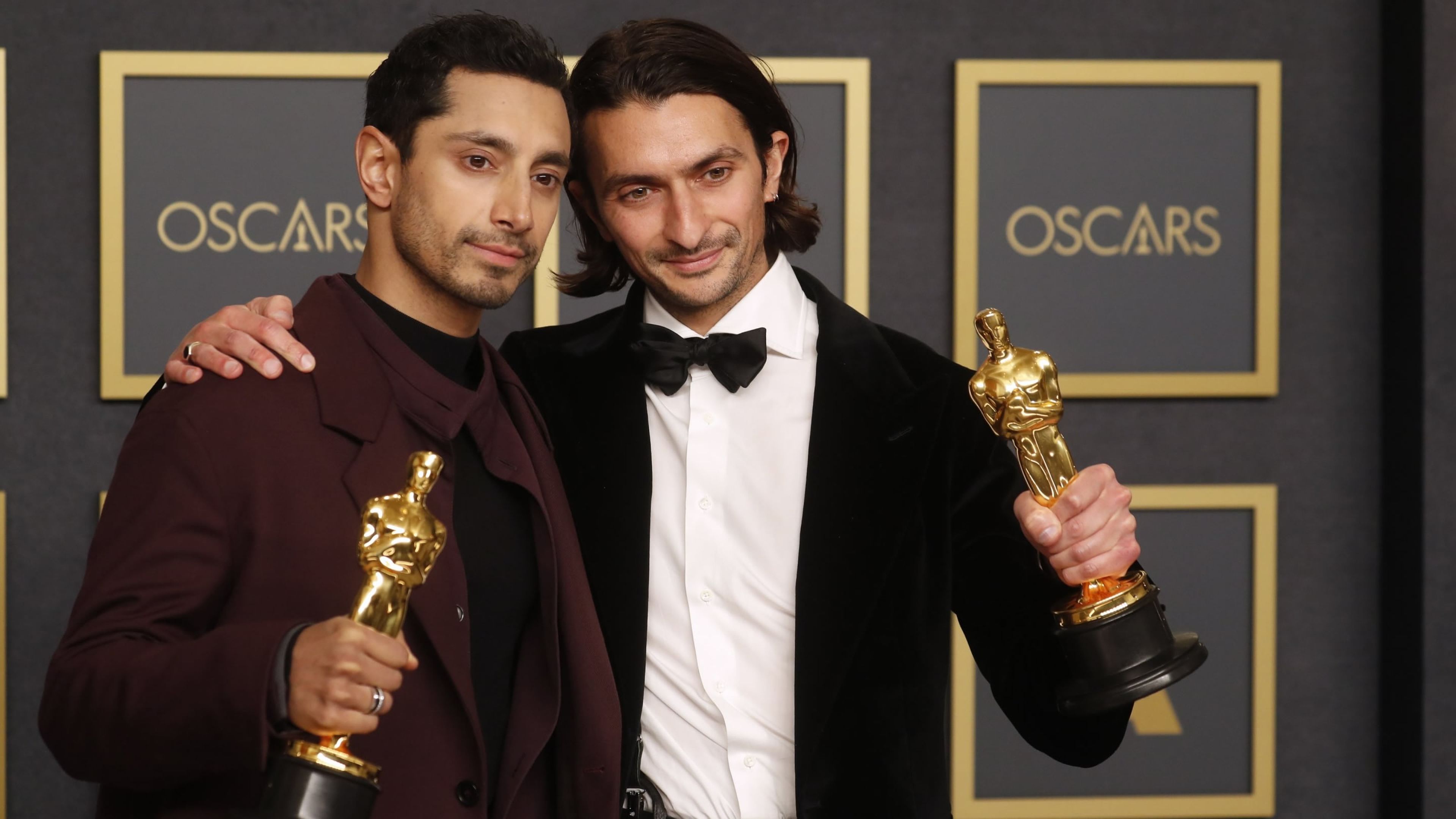 Riz Ahmed y Aneil Karia con sus Óscar