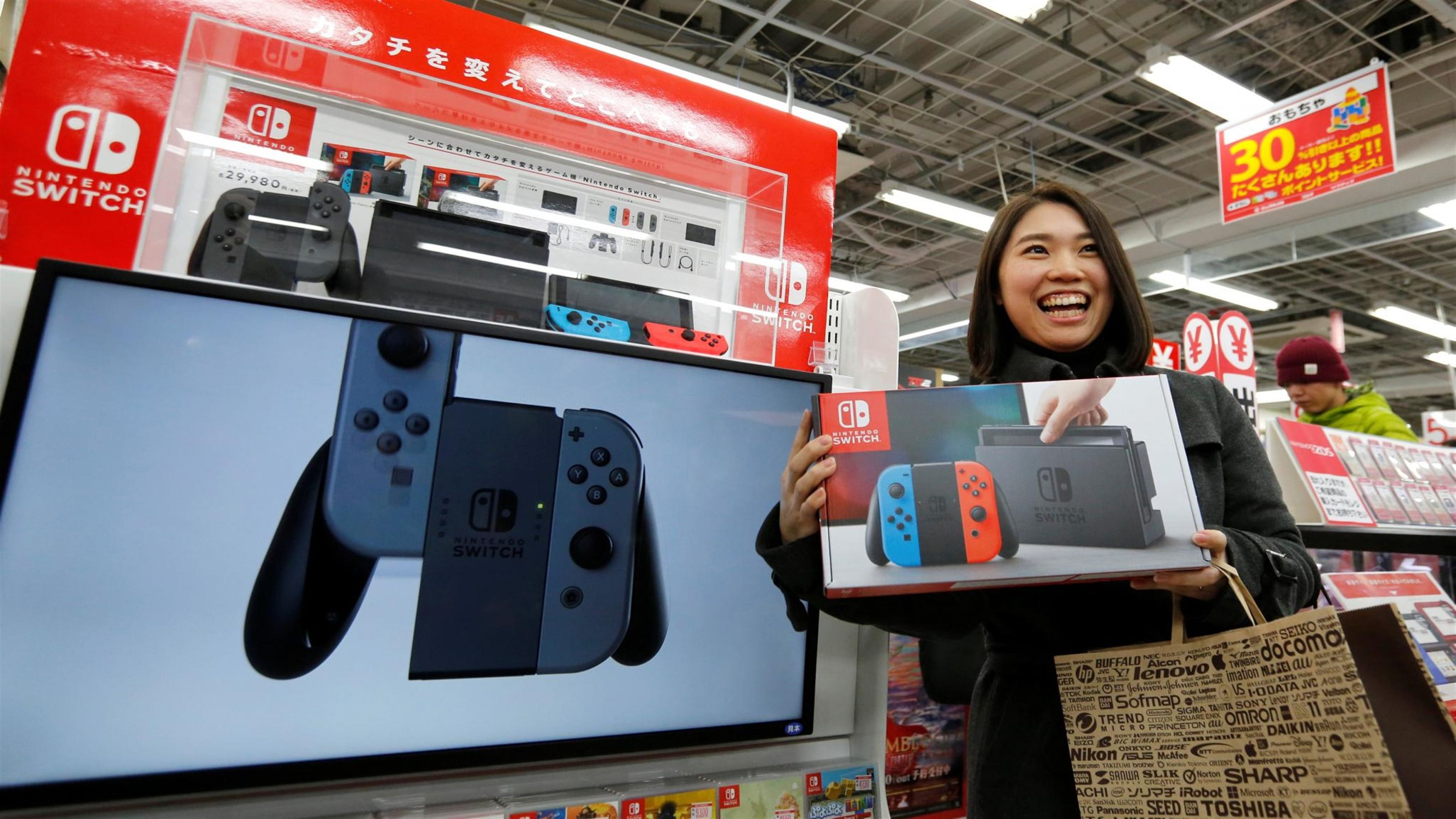 Nintendo Switch - Mujer japonesa comprándola