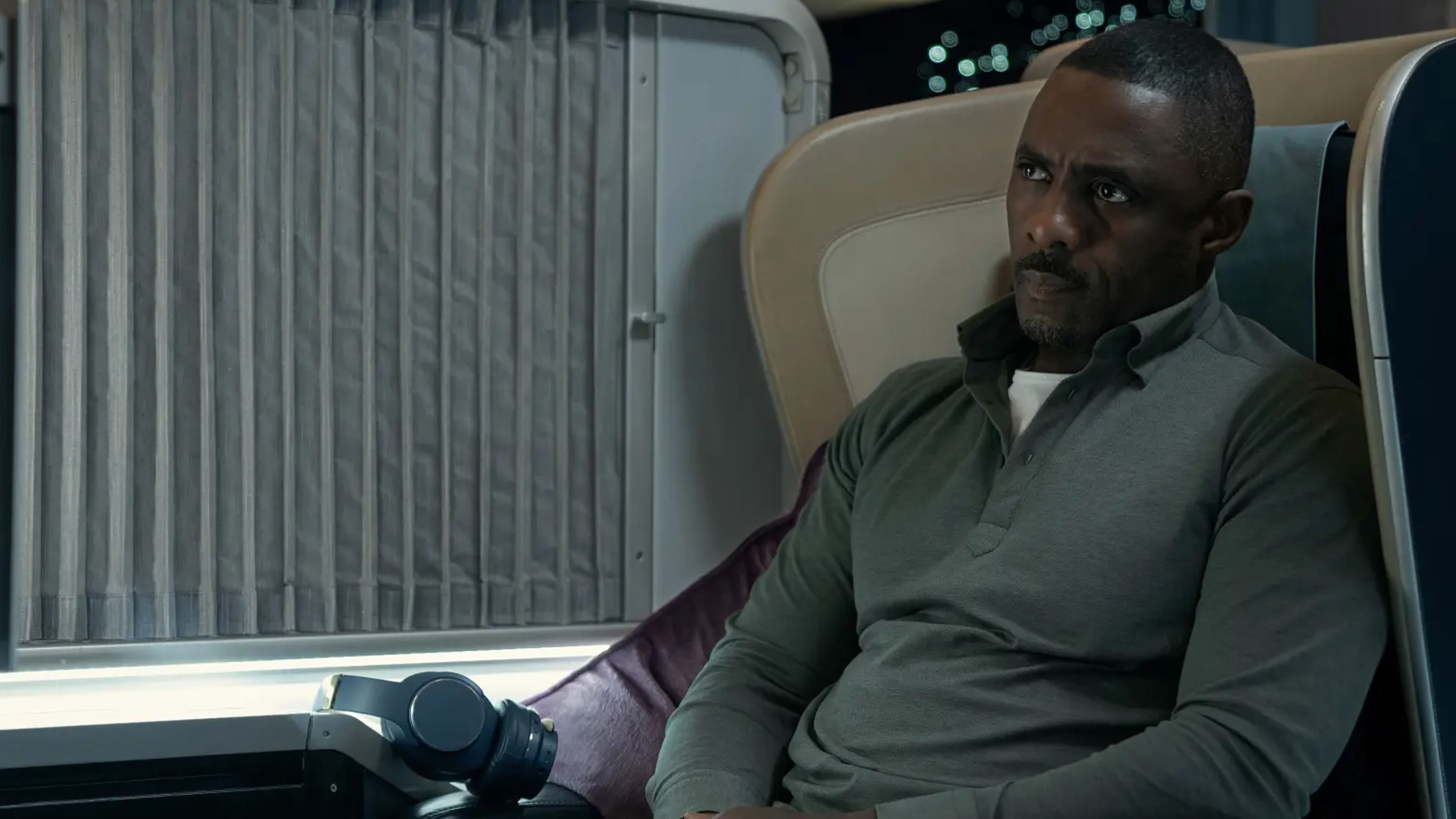 Secuestro en el aire (2023) - Idris Elba