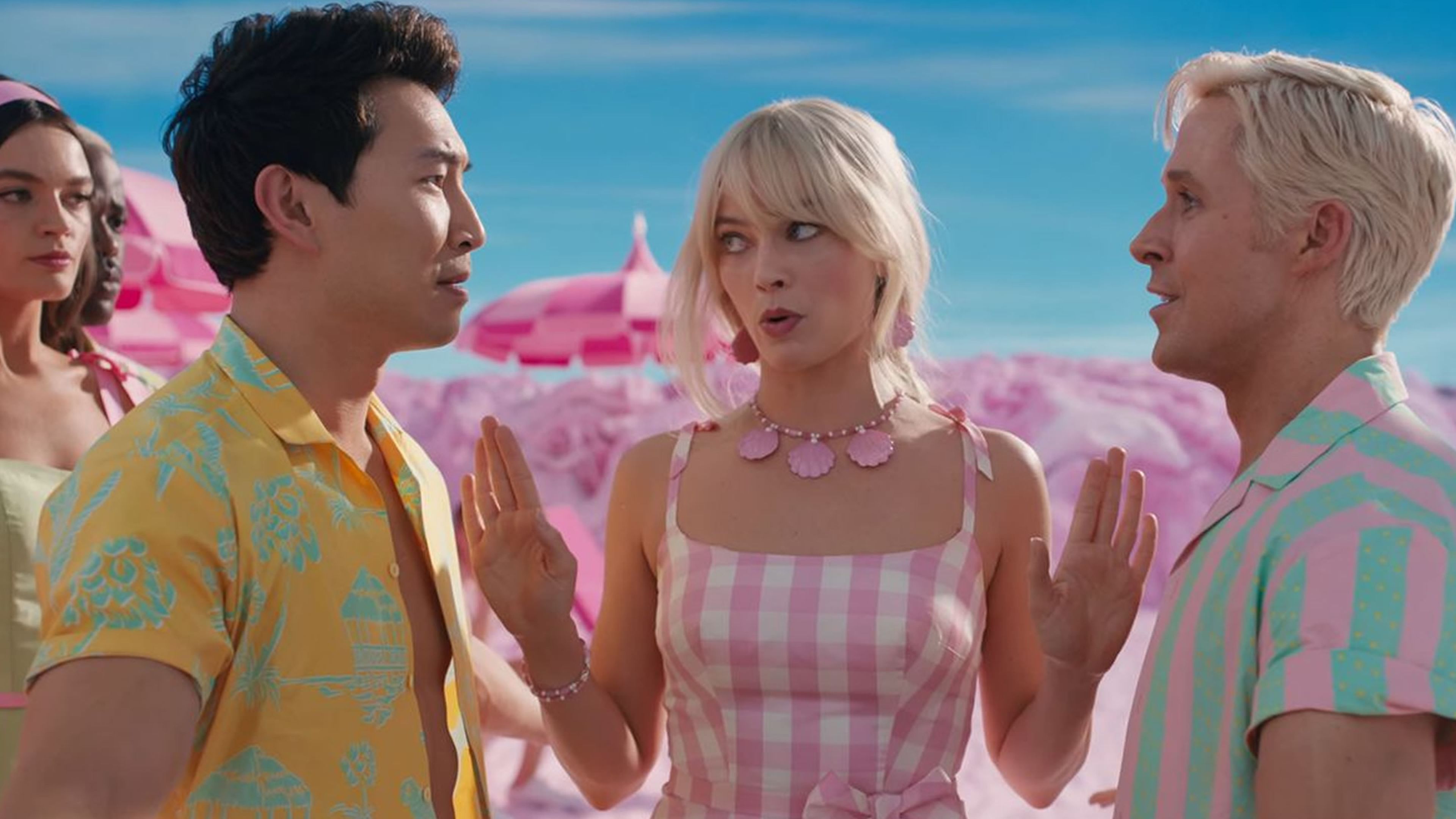 Barbie 2023 - Ken (Simu Liu), Barbie (Margot Robbie) y Ken (Ryan Gosling)