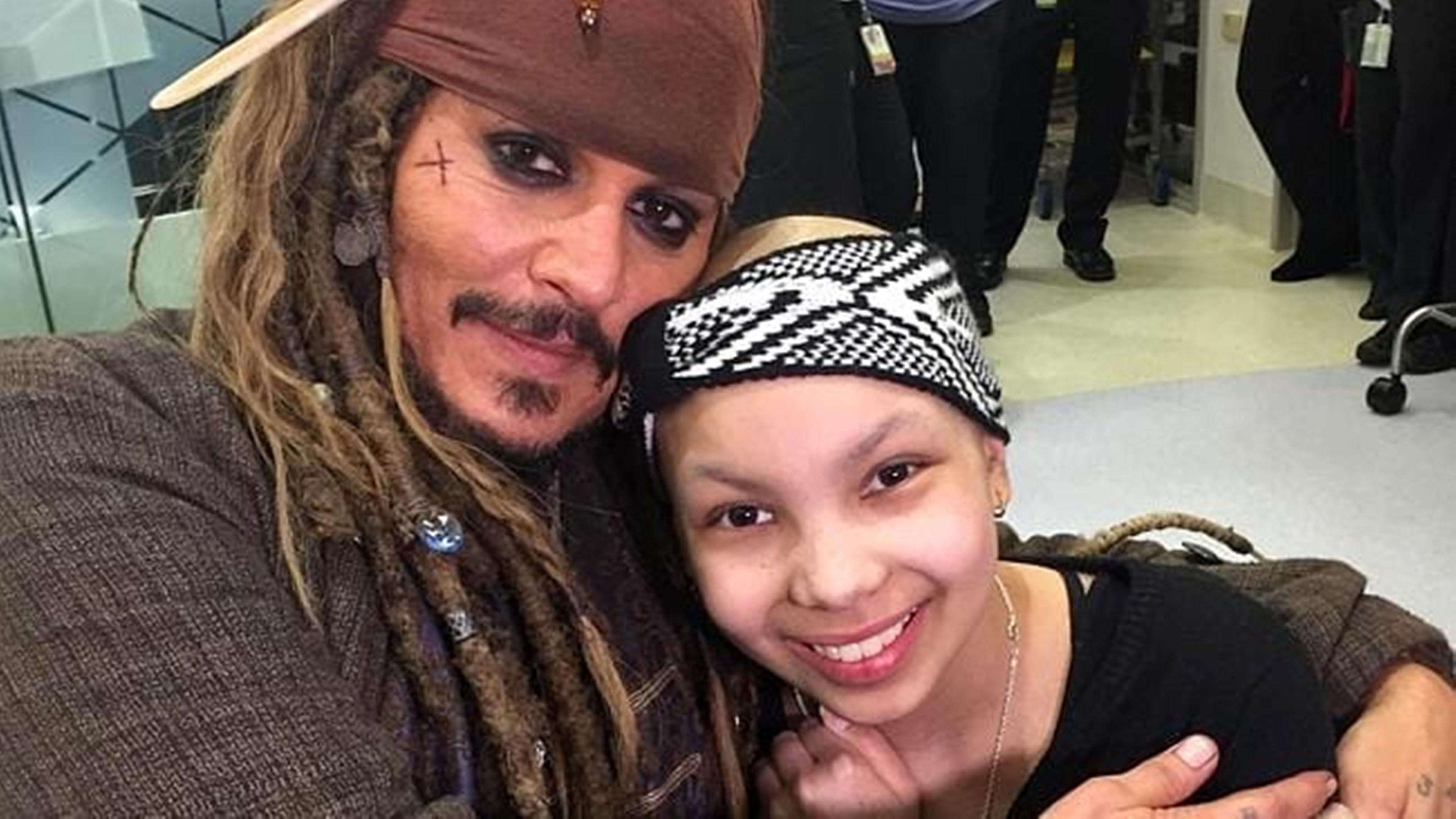Johnny Depp realizando actos benéficos en hospitales infantiles como Jack Sparrow