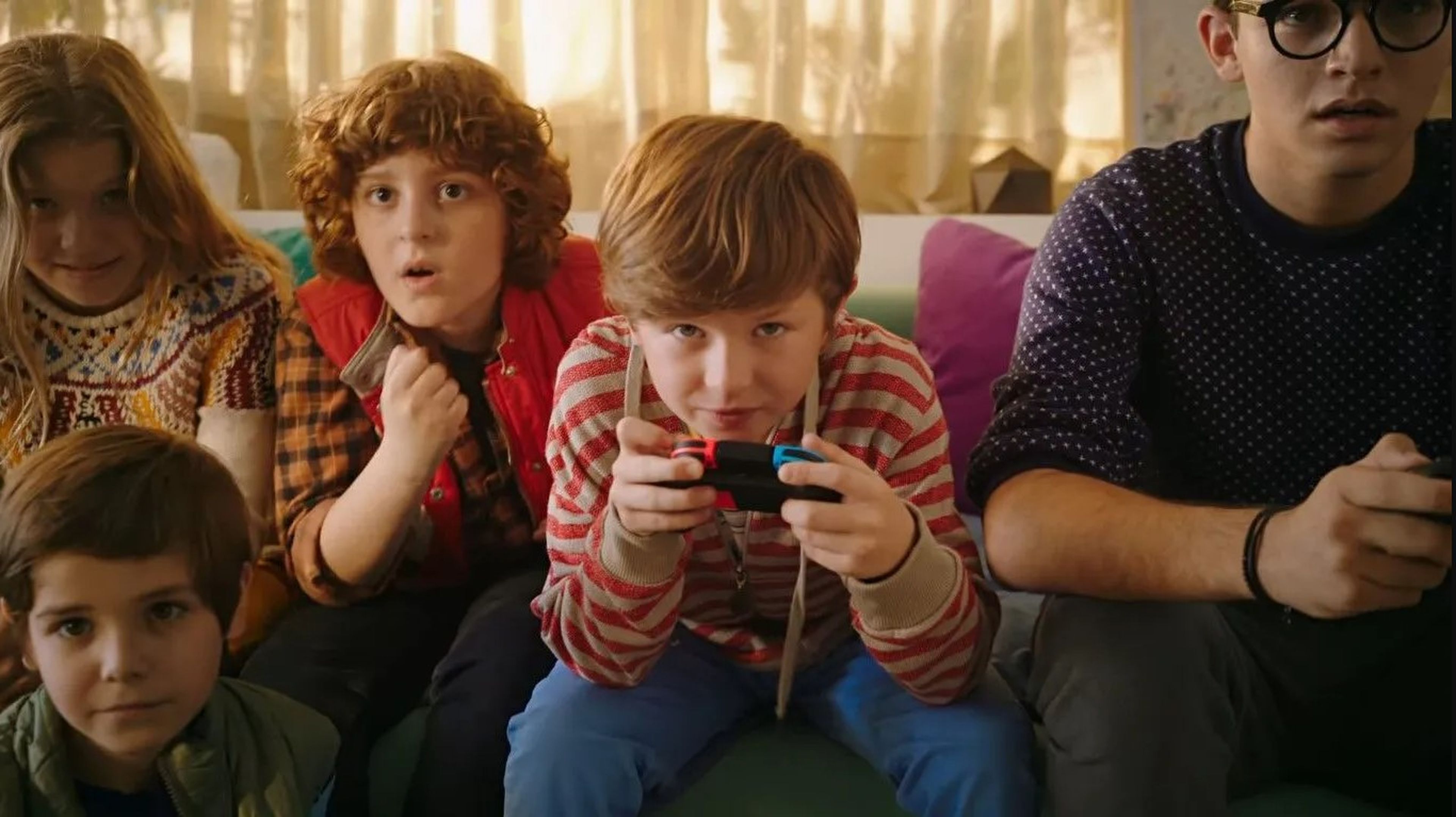 Niños jugando con Nintendo Switch