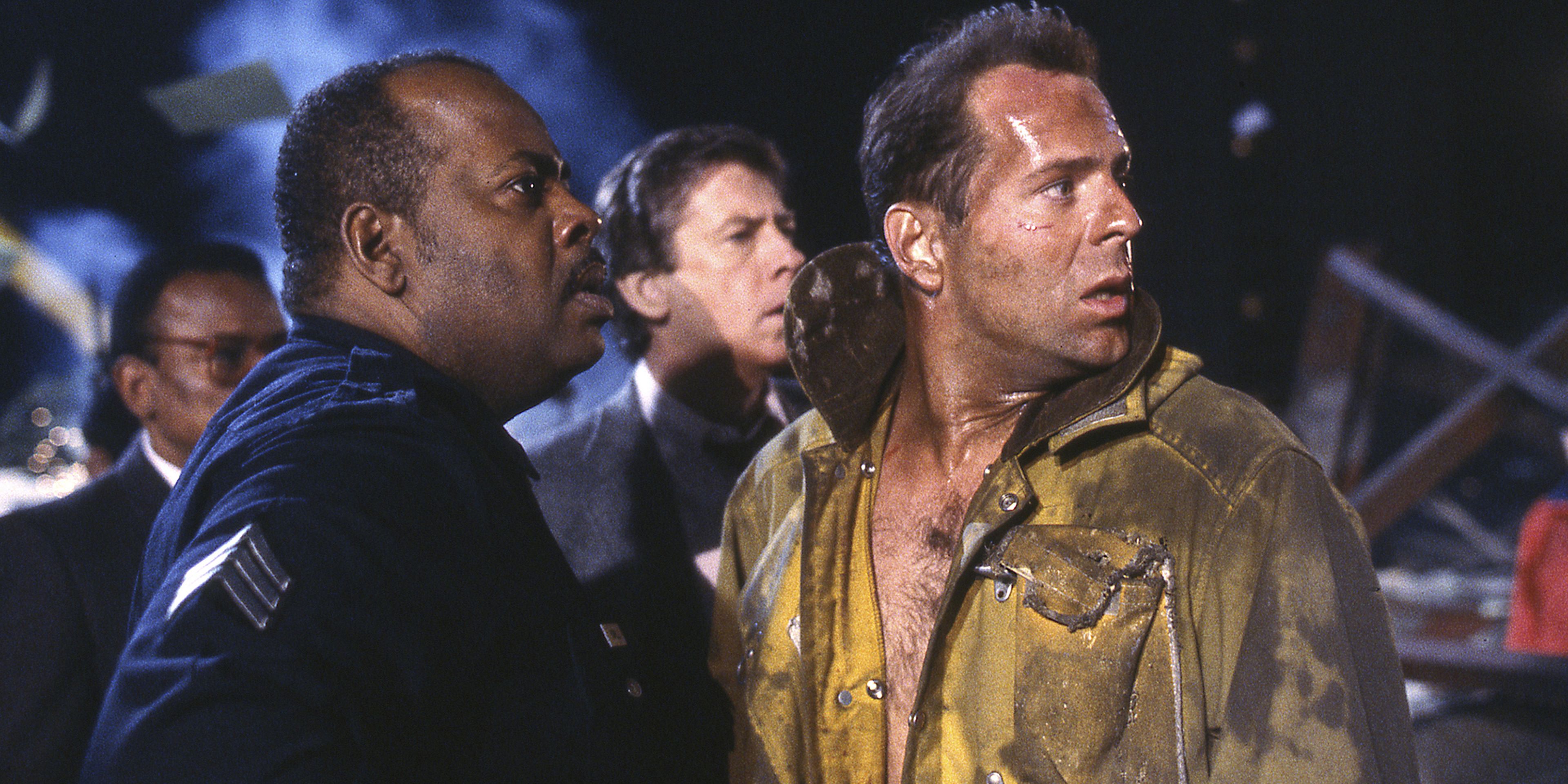 Reginald VelJohnson y Bruce Willis en Jungla de cristal (1988)