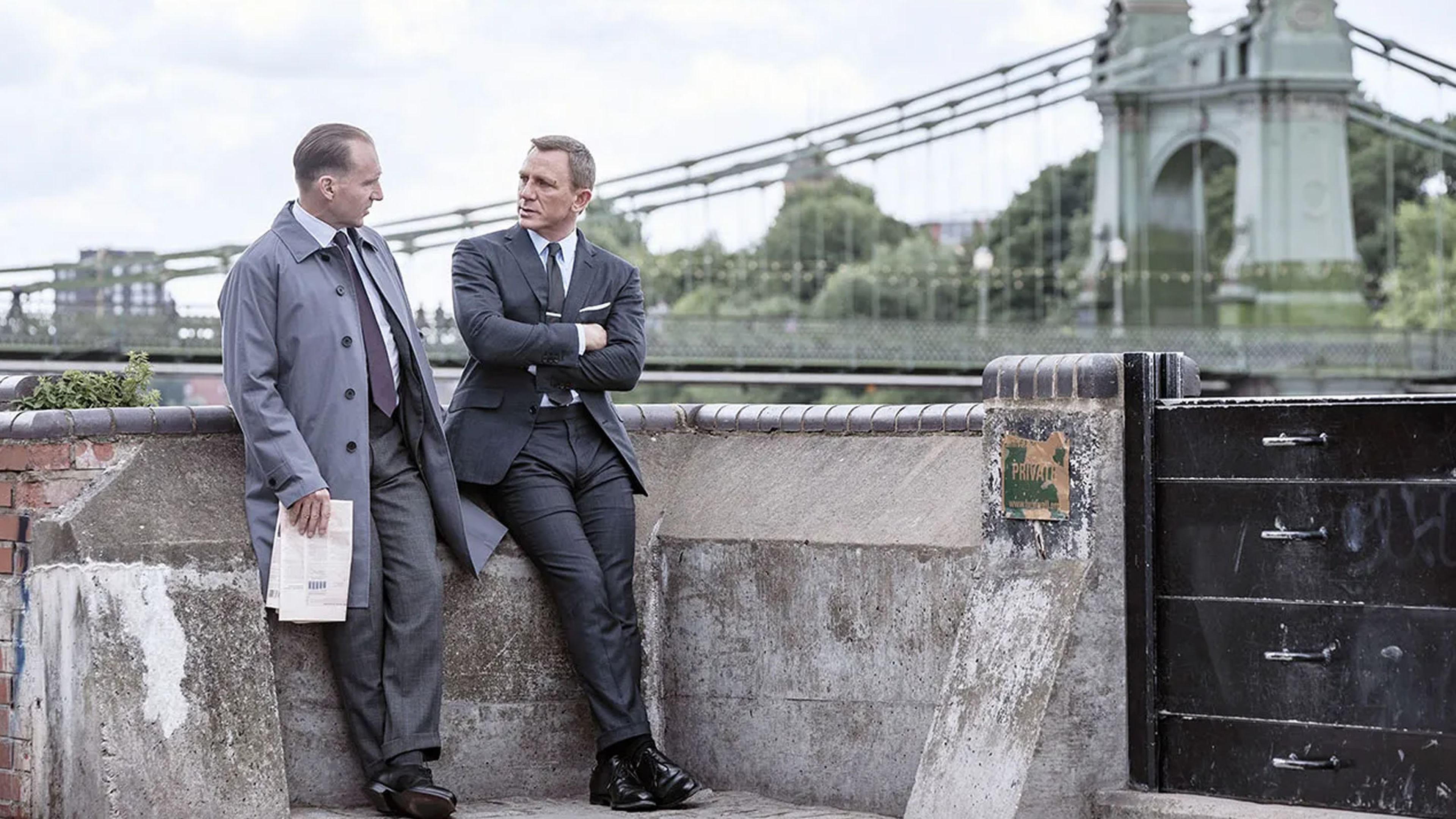 Sin tiempo para morir (2021) - M (Ralph Fiennes) y  James Bond (Daniel Craig)