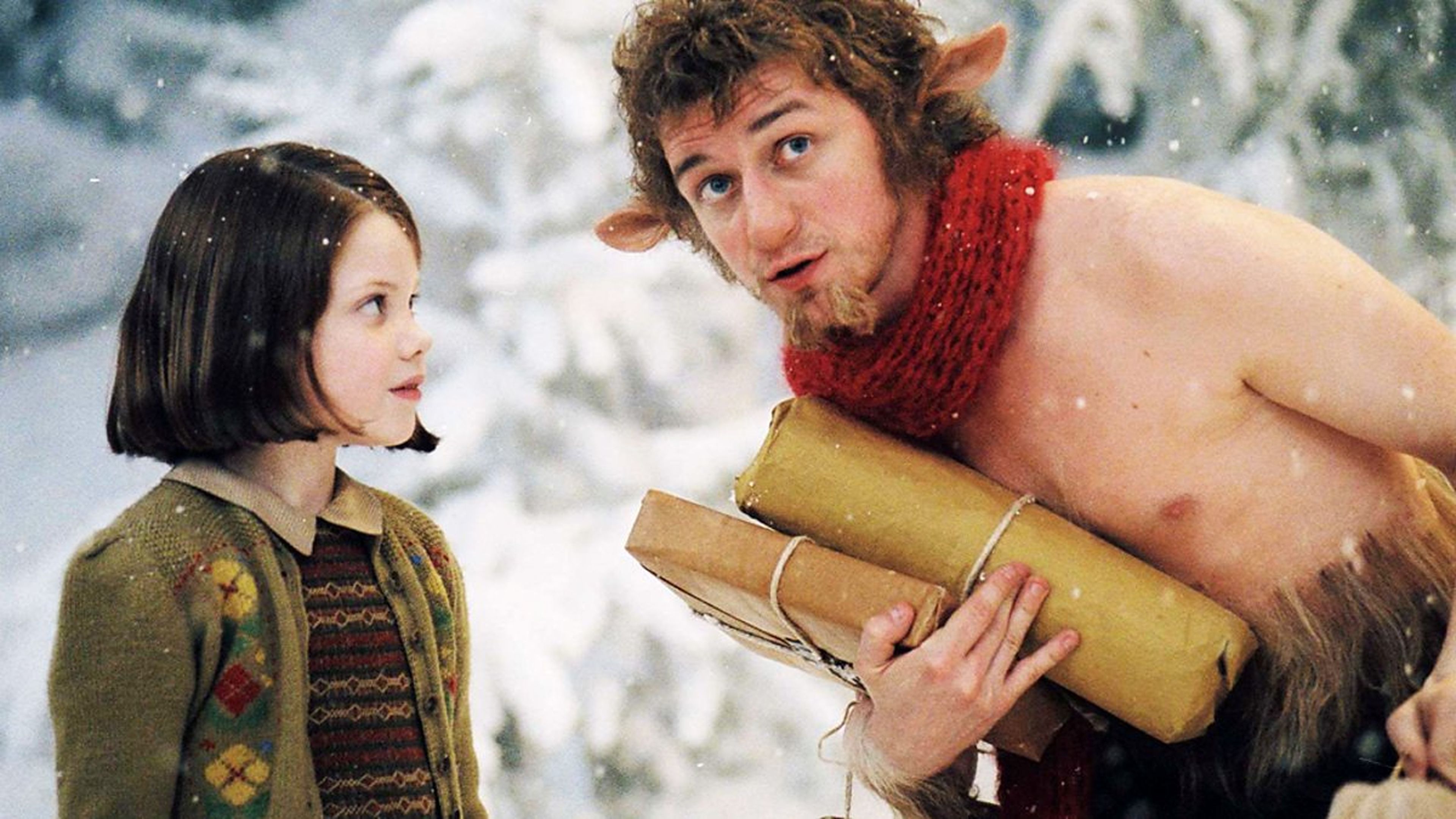 Georgie Henley (izquierda) como Lucy Pevensie en Las Crónicas de Narnia: El león, la bruja y el armario (2005)