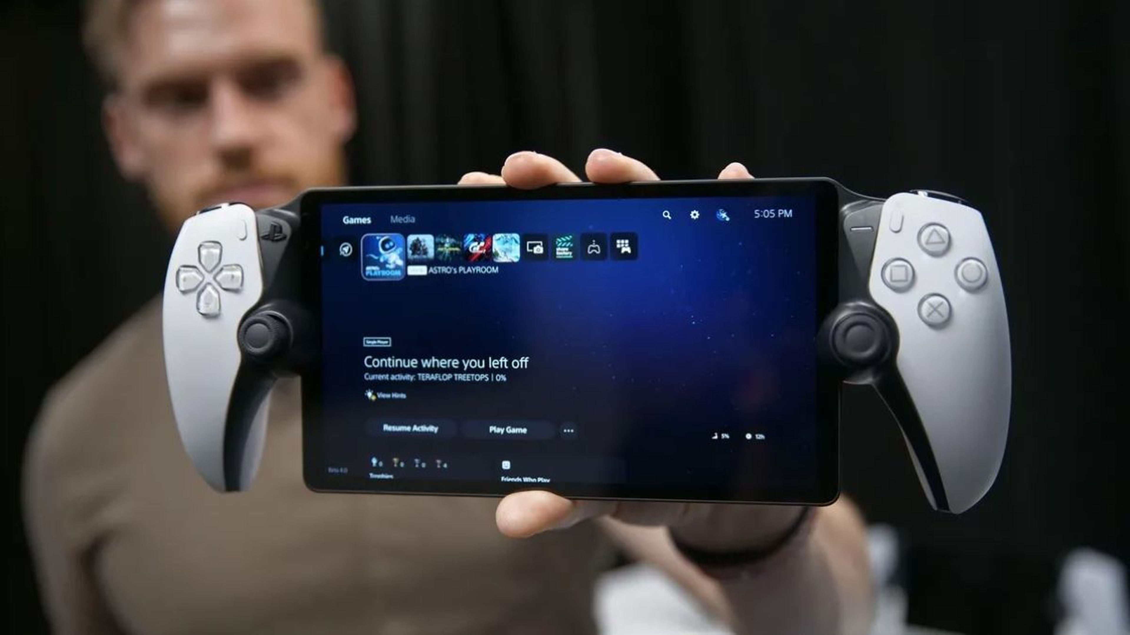 Probamos PlayStation Portal: ¿merece la pena la nueva portátil para poder  jugar a tu PS5?