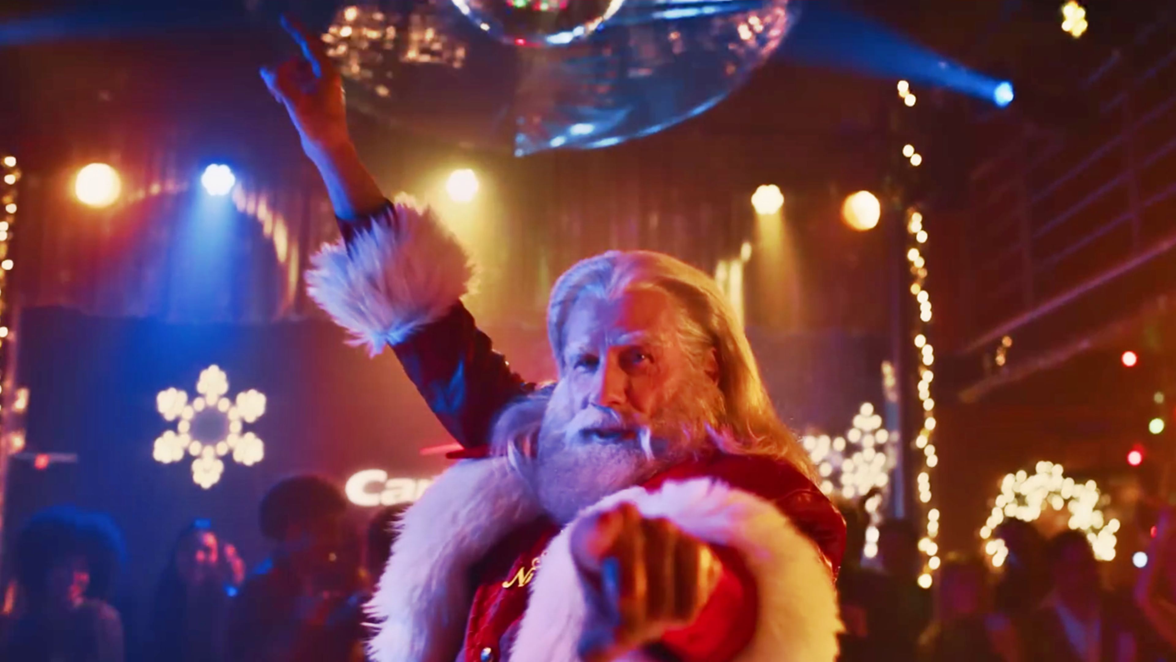 John Travolta rememora su mítico baile de Fiebre del sábado noche... ¡vestido de Santa Claus!